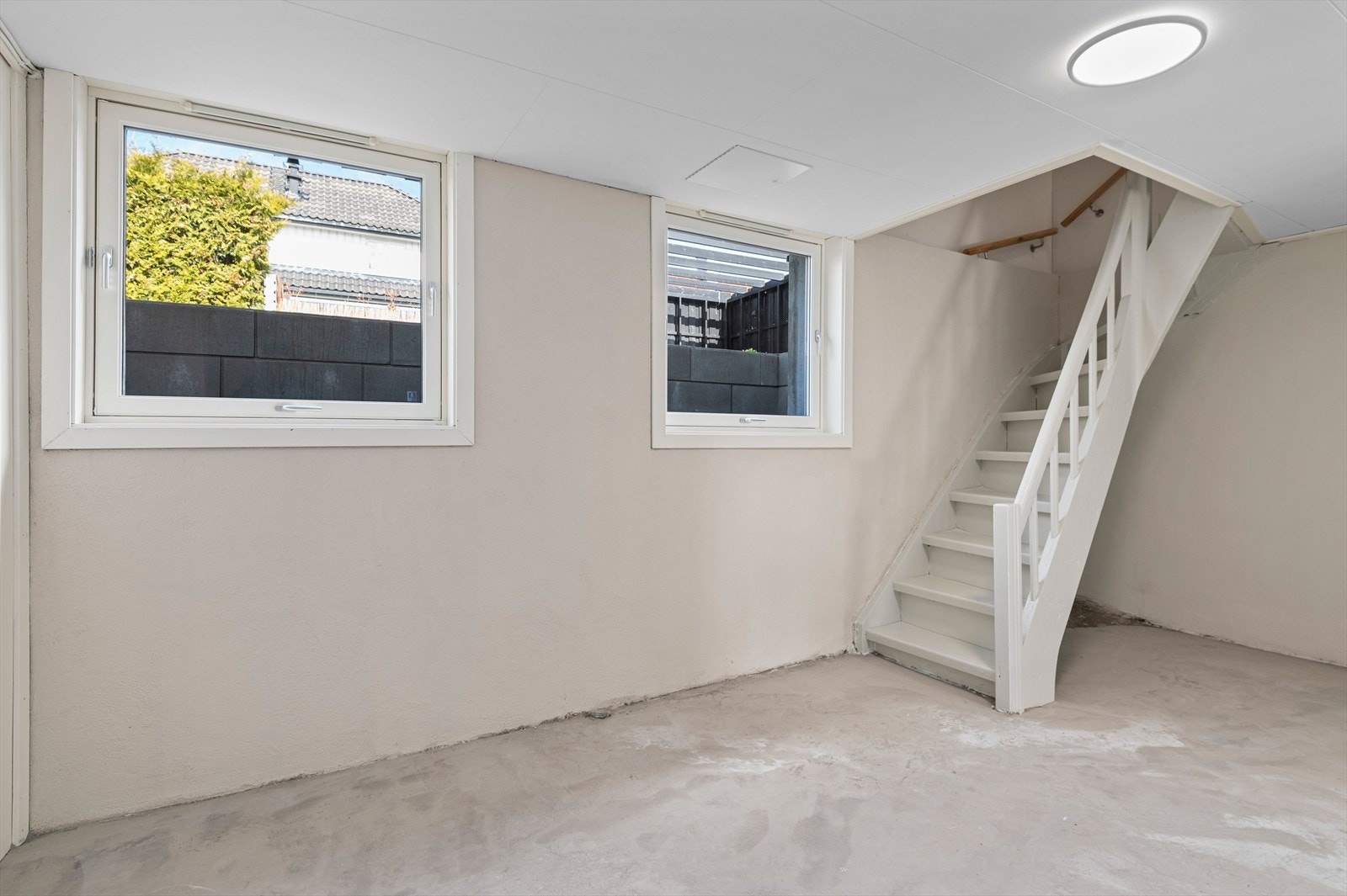 I hovedboligens underetasjen finner vi 3 rom på hhv. 14, 10 og 5,5 kvm. Galleribilde