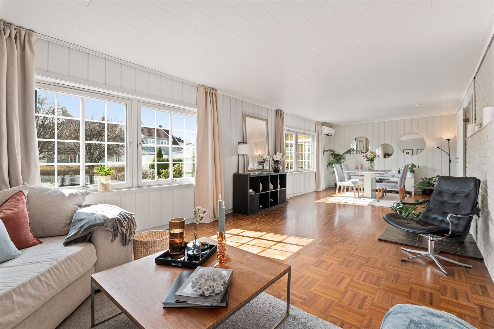 Boligen strekker seg over 3 plan og 190 kvm med 2 soverom, stor stue og romslig kjeller. Galleribilde