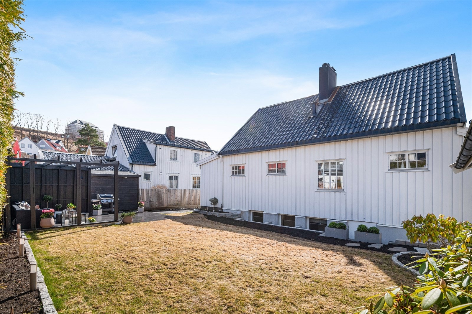 Velkommen til Nedre Kristianstens gate 16B - en sjarmerende enebolig med meget attraktiv beliggenhet i et populært boligområde, med garasje. Galleribilde