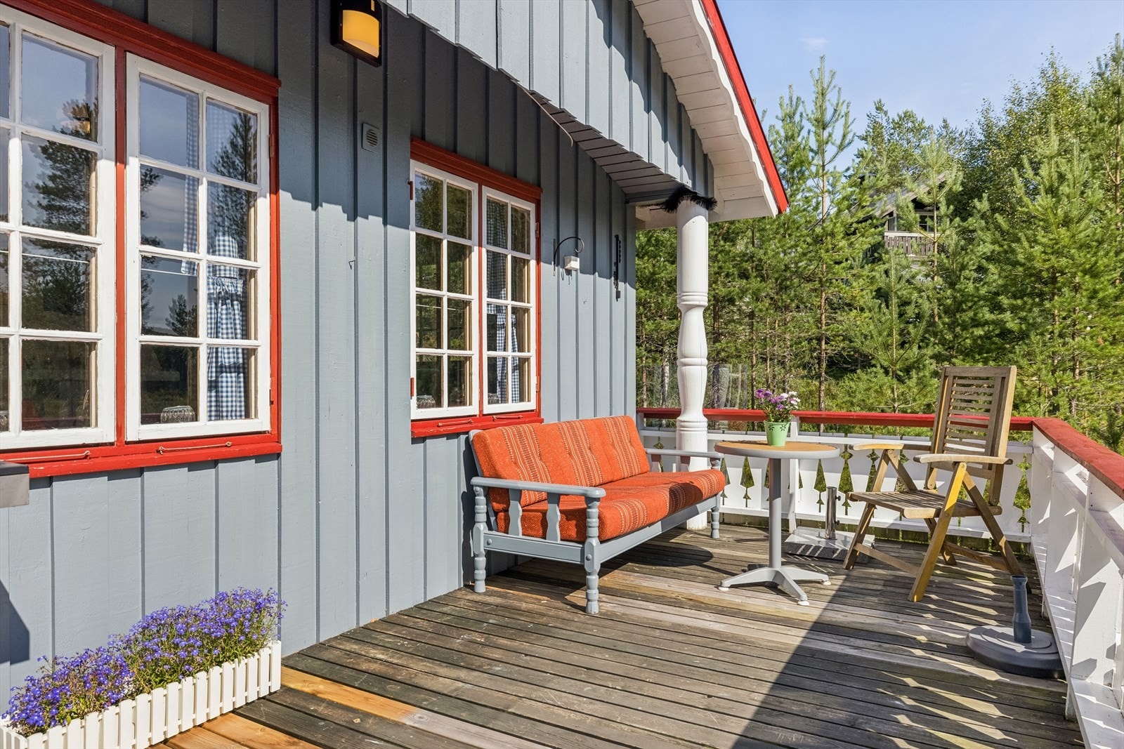 Solrik terrasse hvor man kan kose seg. Galleribilde