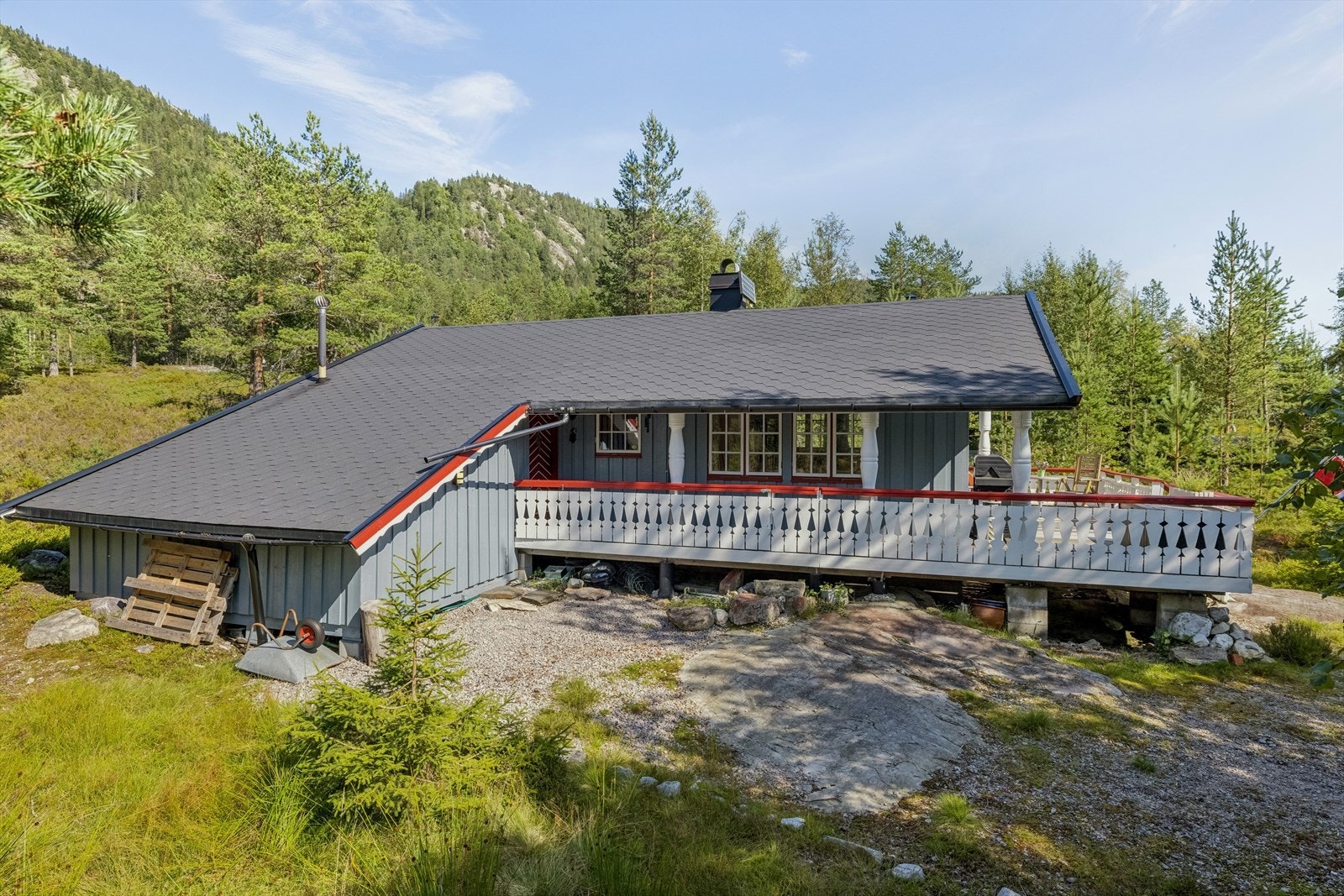 Denne sjarmerende hytta hat en flott beliggenhet i naturskjønne omgivelser. Galleribilde