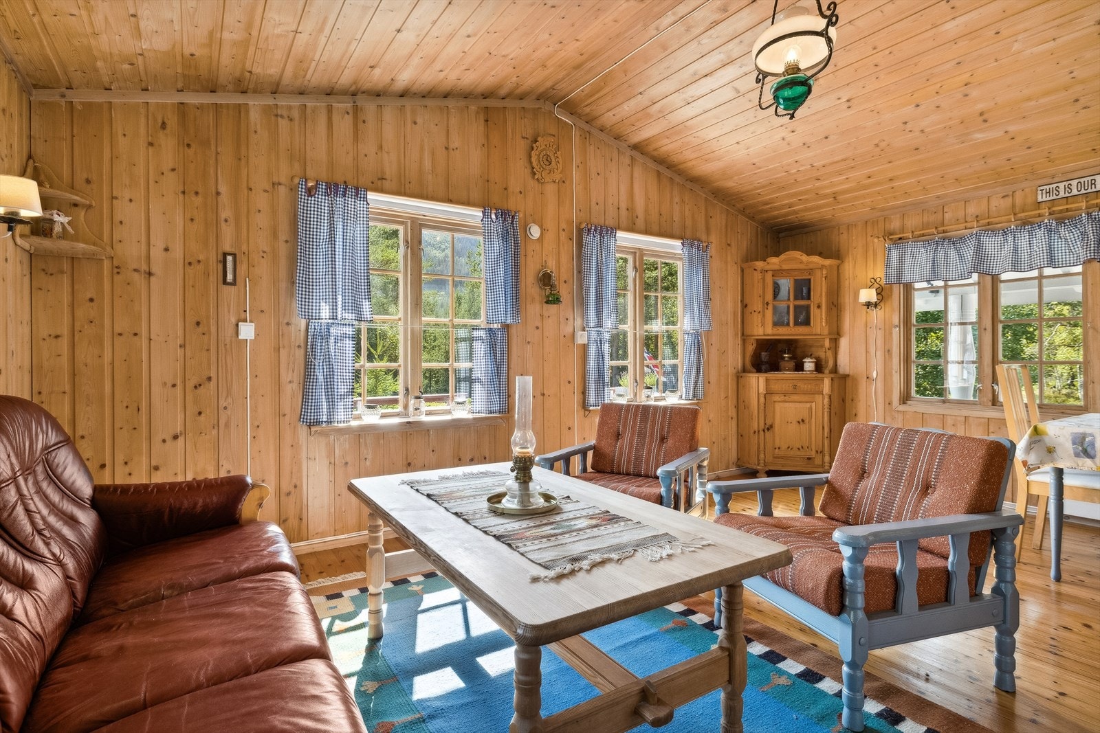 Stuen har rom for både sofagruppe og spisebord. Galleribilde