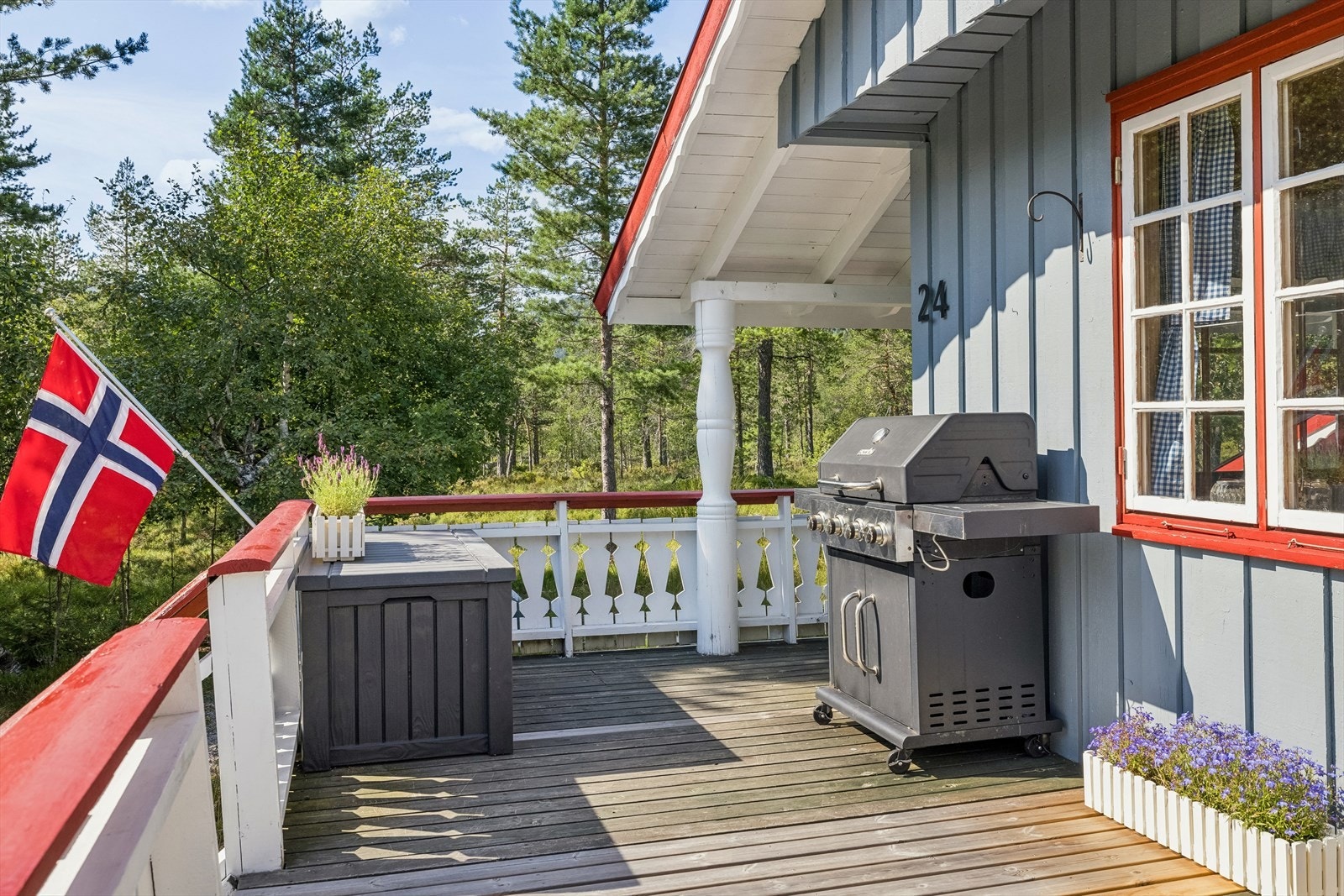 Romslig terrasse hvor man kan nyte sene sommerkvelder. Galleribilde