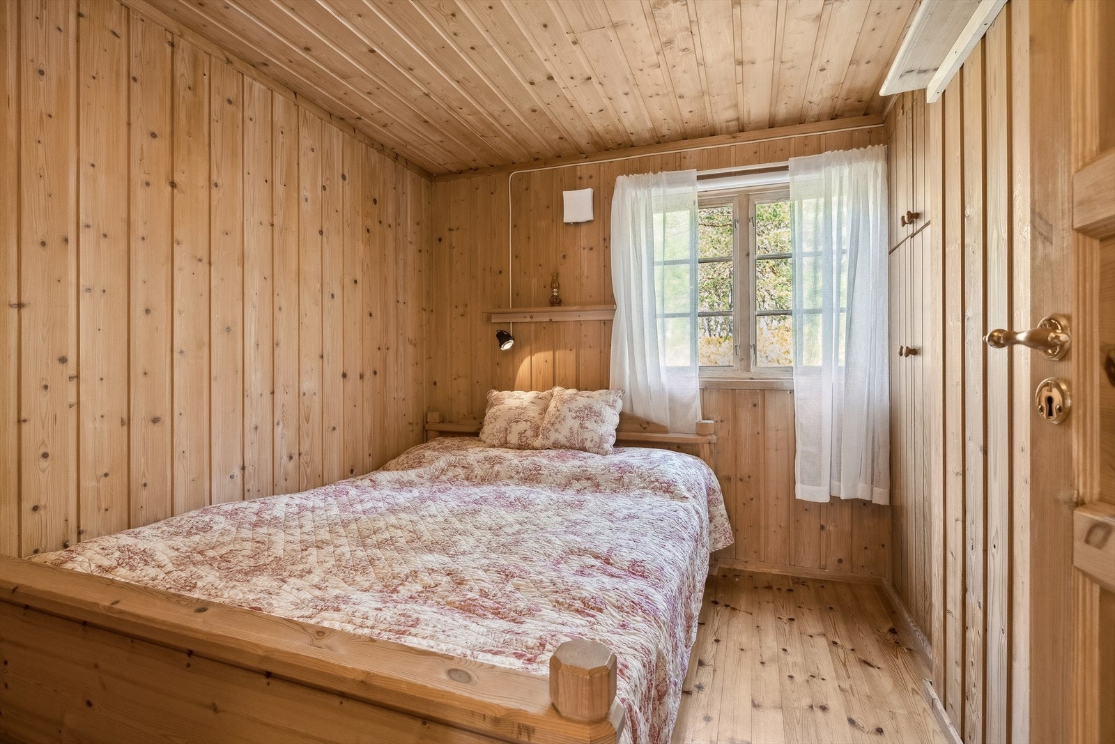 Soverom 1 er ett hyggelig soverom med plass til en dobbelseng. Galleribilde