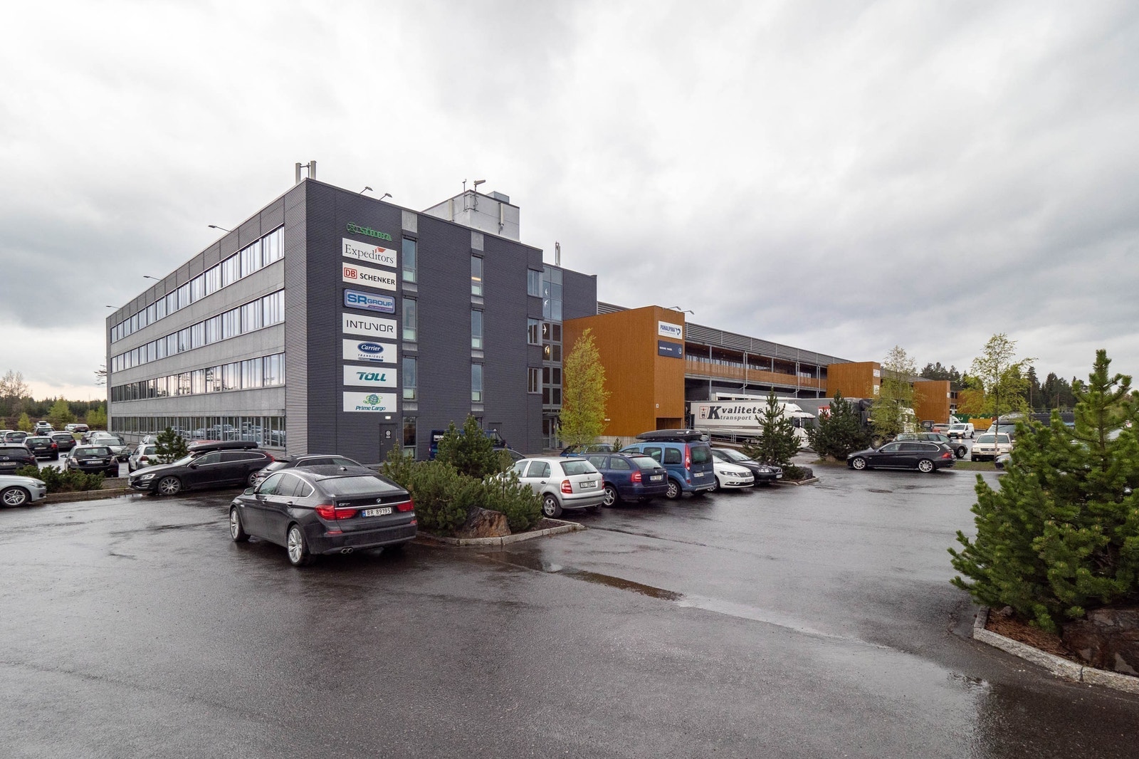 Fasade kontorer til venstre og lager/logistikk til høyre i eiendommen Galleribilde