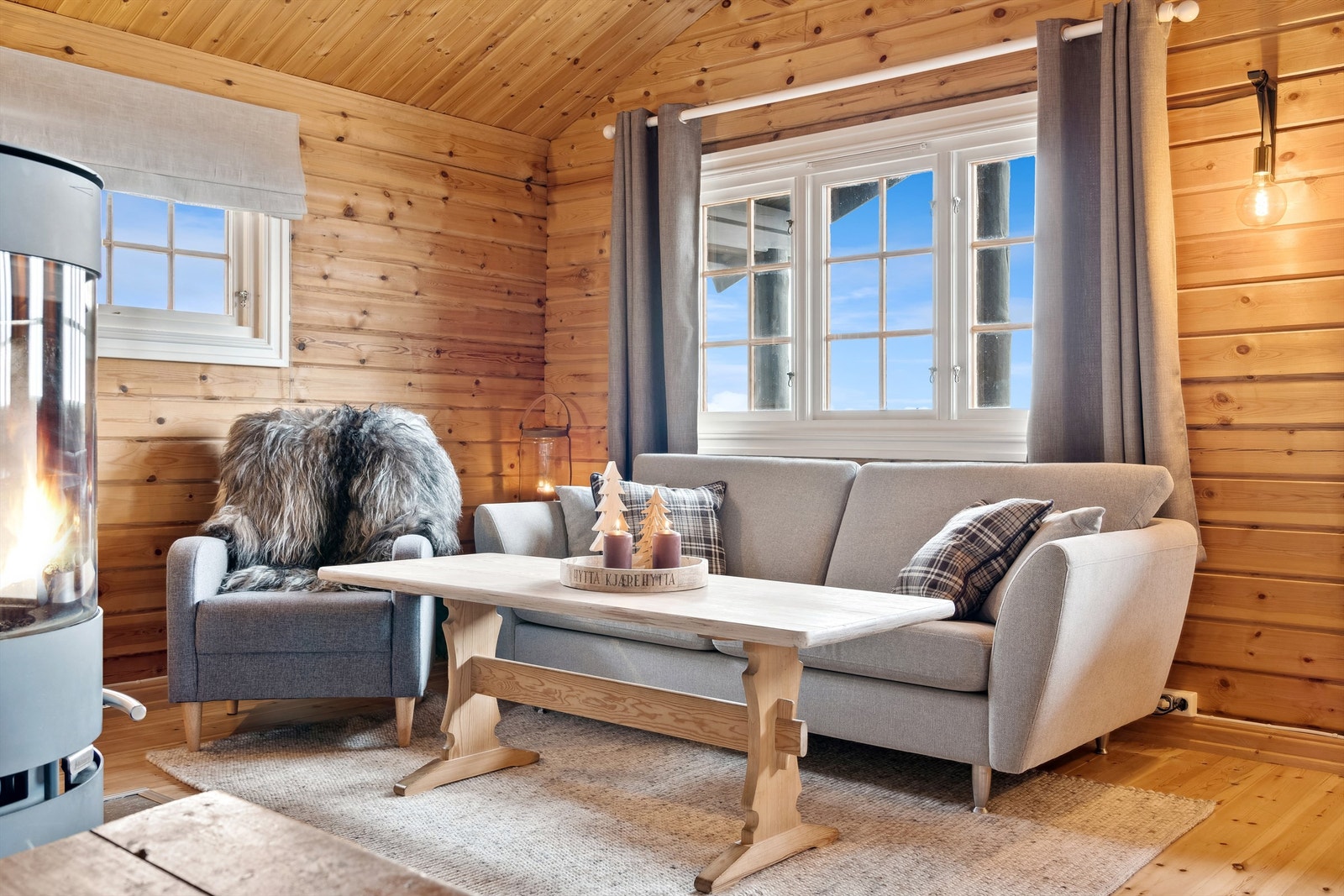 Lun sofakrok ved peisovnen. Galleribilde