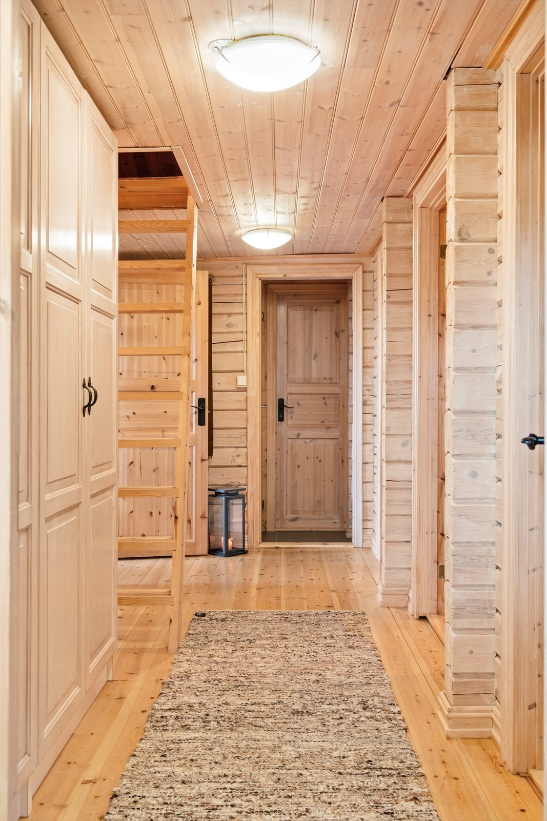 I gangen er det generøst med skapplass. Adkomst til alle rom i hytta og med trapp opp til loftet. Galleribilde