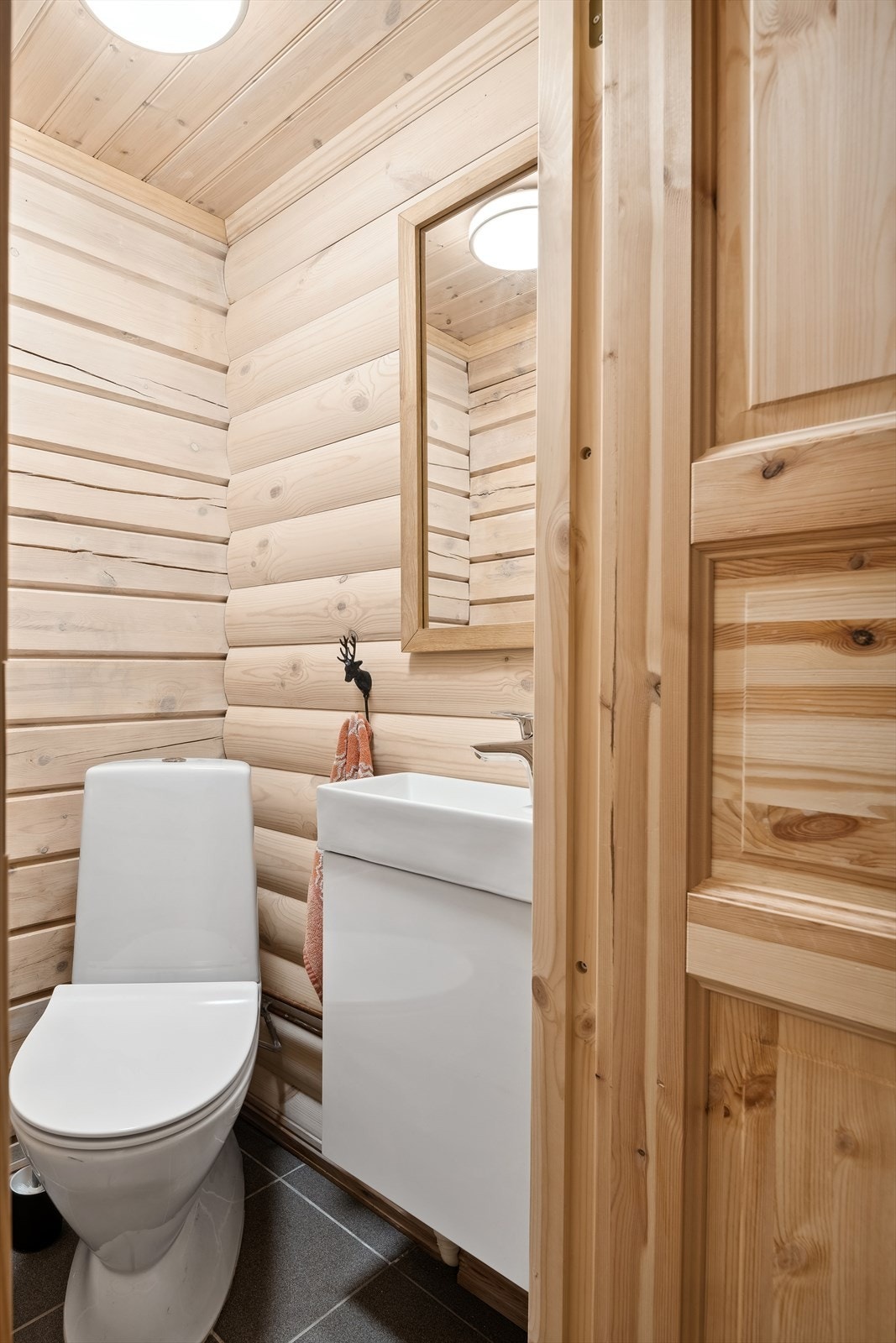 Praktisk med et ekstra toalett. Adkomst fra gangen. Galleribilde