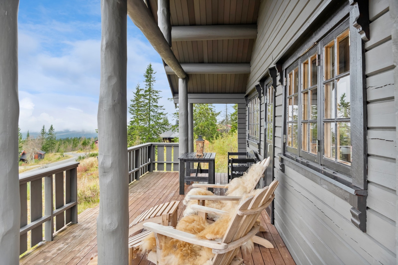 Solrik terrasse med plass til utemøblement. Galleribilde