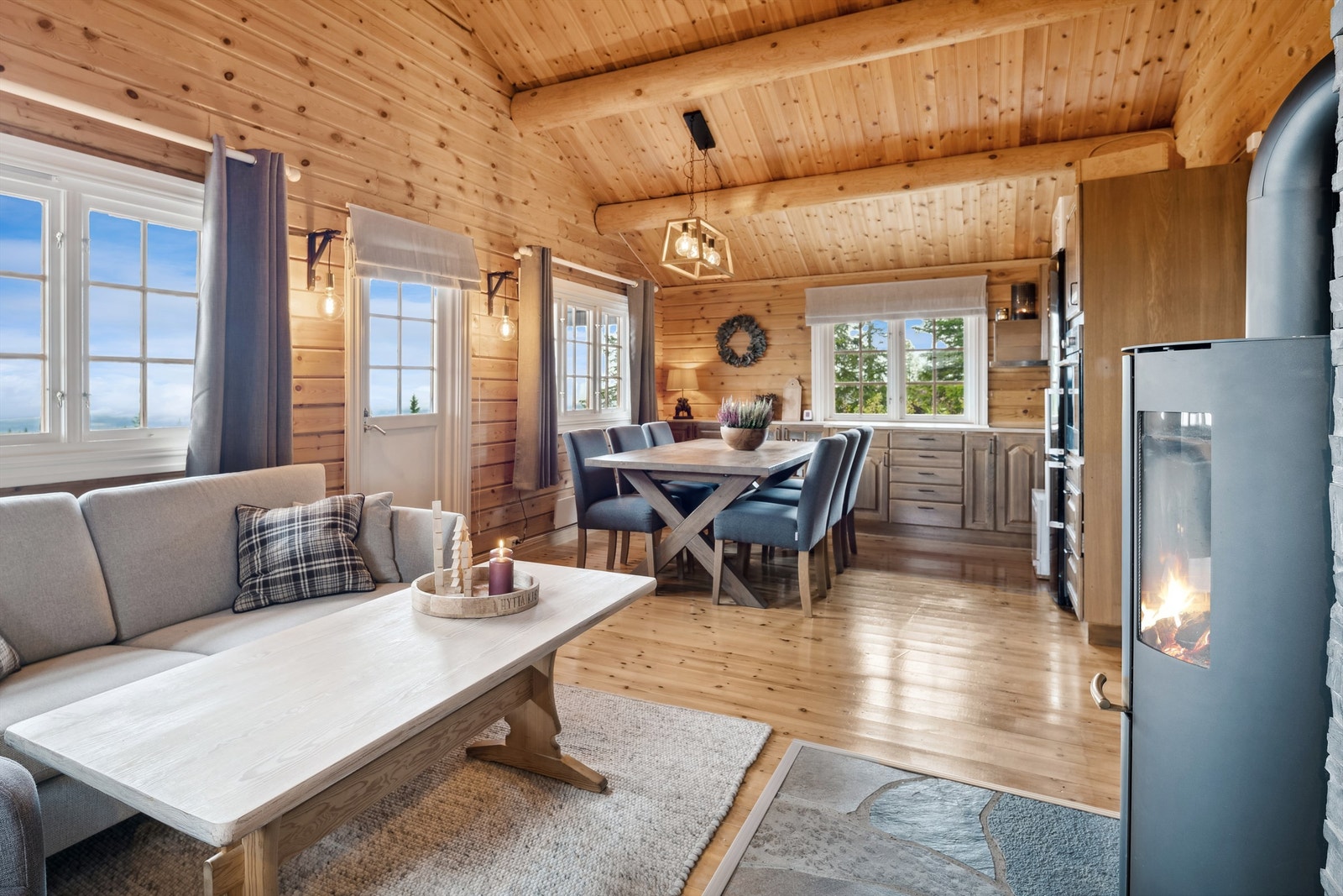 Stue og kjøkken med god takhøyde og utgang til terrassen. Galleribilde