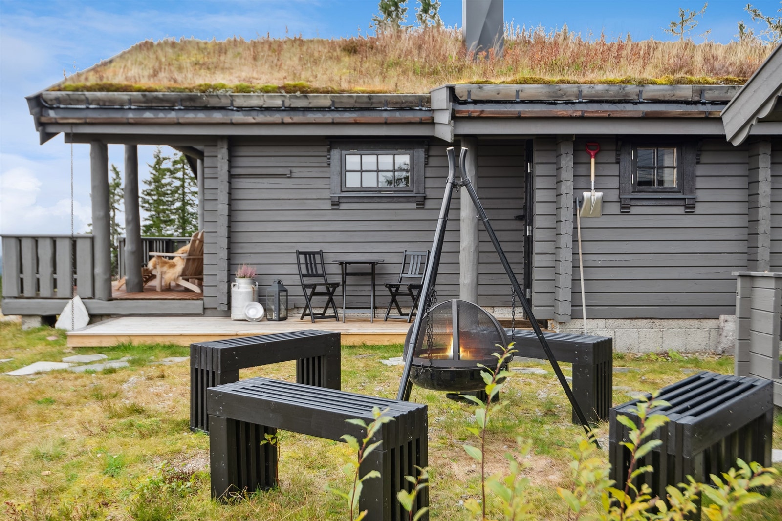 Flere lune uteplasser på terrasse og tomt. Galleribilde