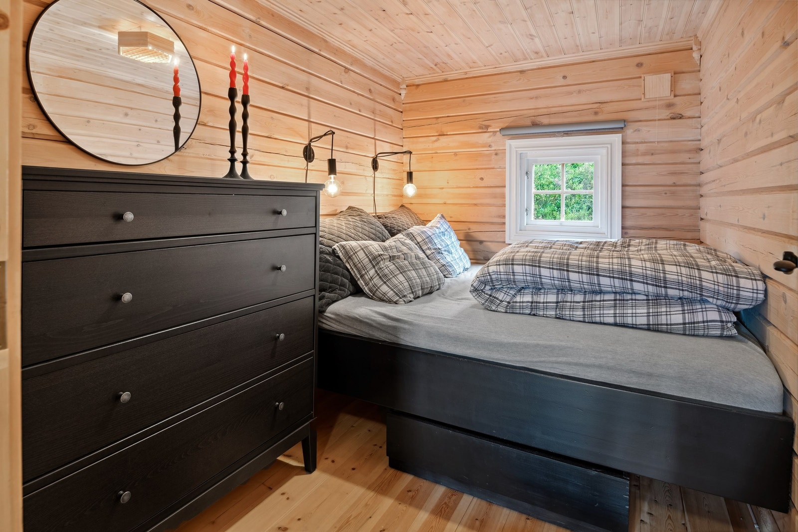 Hytta har 3 soverom og et loft innredet med sengeplasser Galleribilde