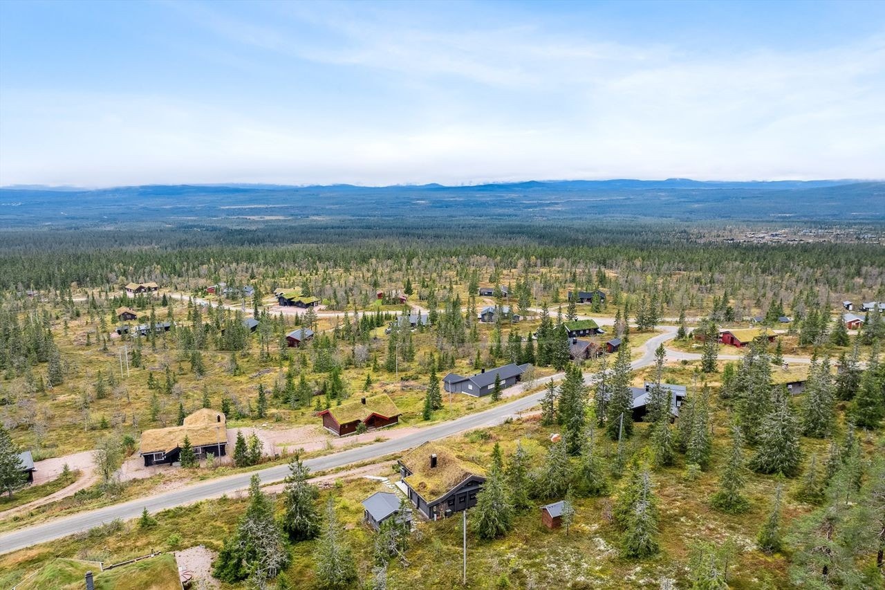 Hytta ligger høyt i hytteområdet med utsikt over de sju blåner. Galleribilde