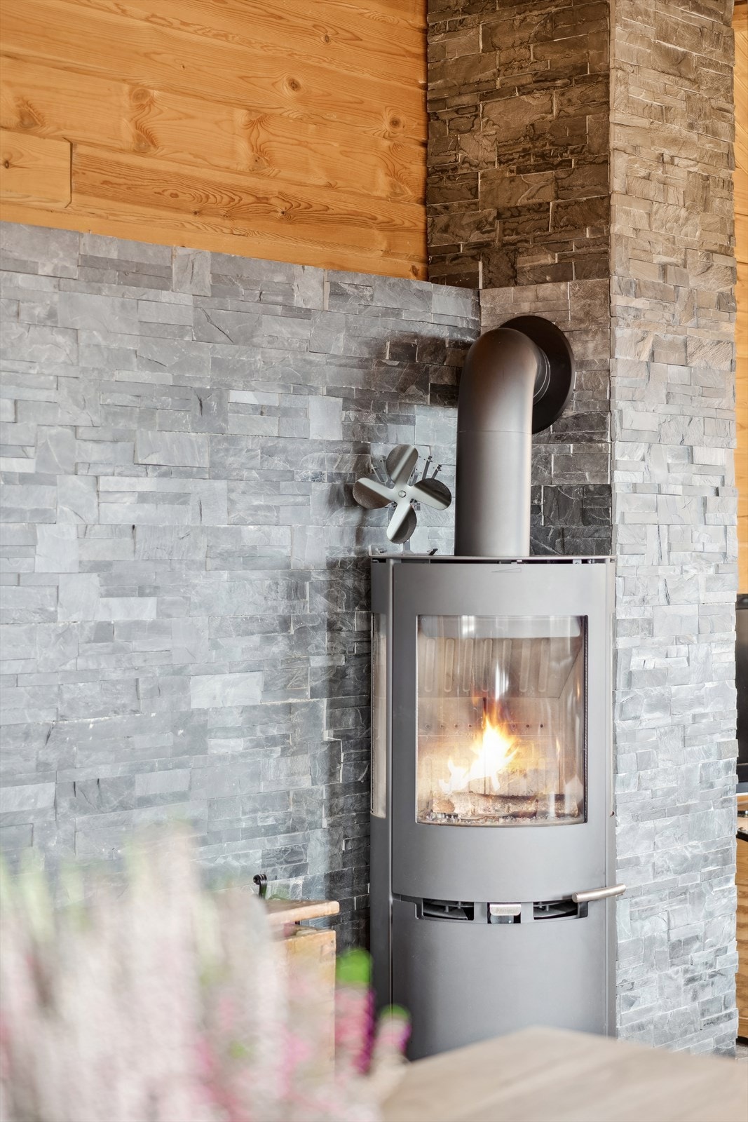 Pen forblendet pipe og brannmur i fjellhytte-stil. Galleribilde