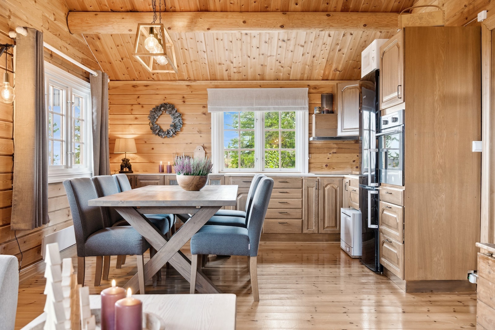 Åpen sosial løsning mellom stue og kjøkken. Galleribilde