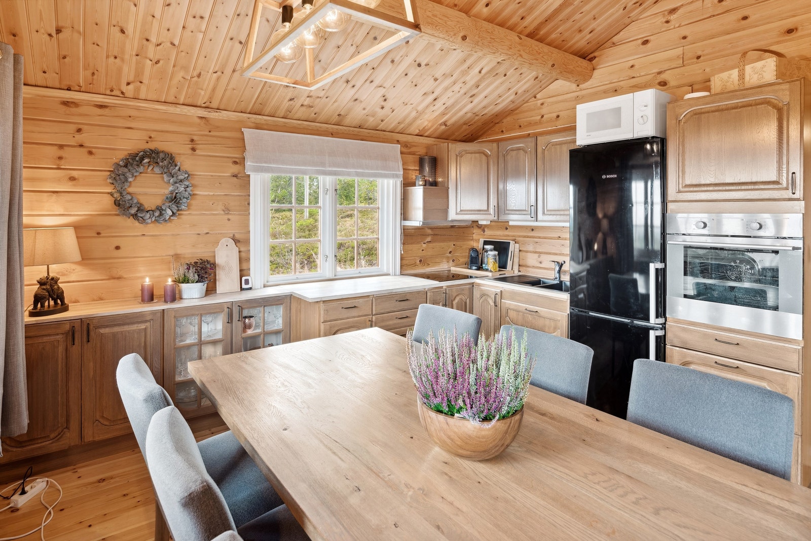 Kjøkken med profilerte fronter og integrert stekovn. Galleribilde