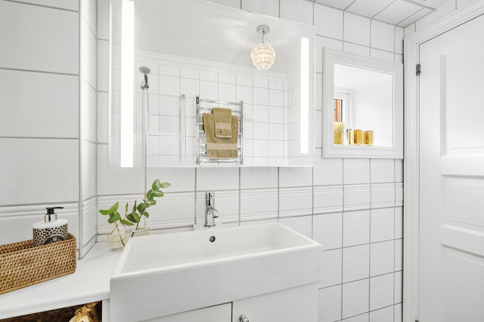 Lys innredning med slette fronter og heldekkende servant Galleribilde