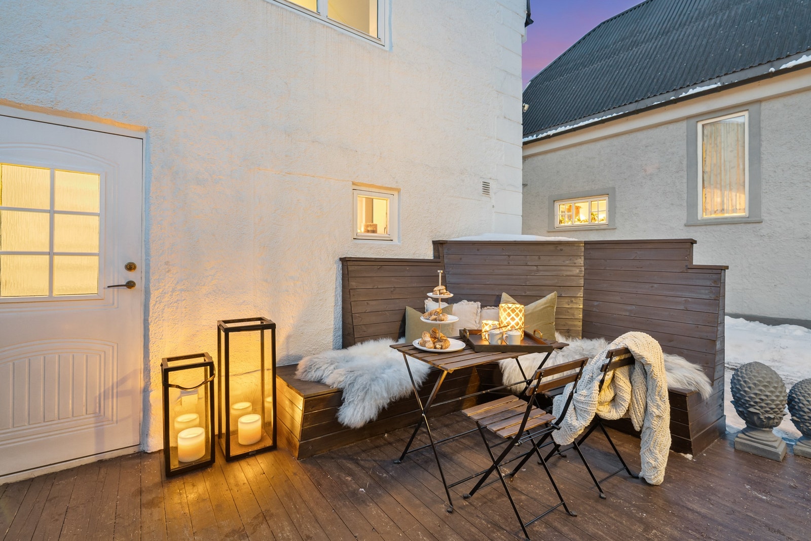 Idyllisk og skjermet bakgård med terrasseplatting på ca. 17 kvm. Her kan sene kvelder nytes etter solfylte dager i hyggelige omgivelser Galleribilde