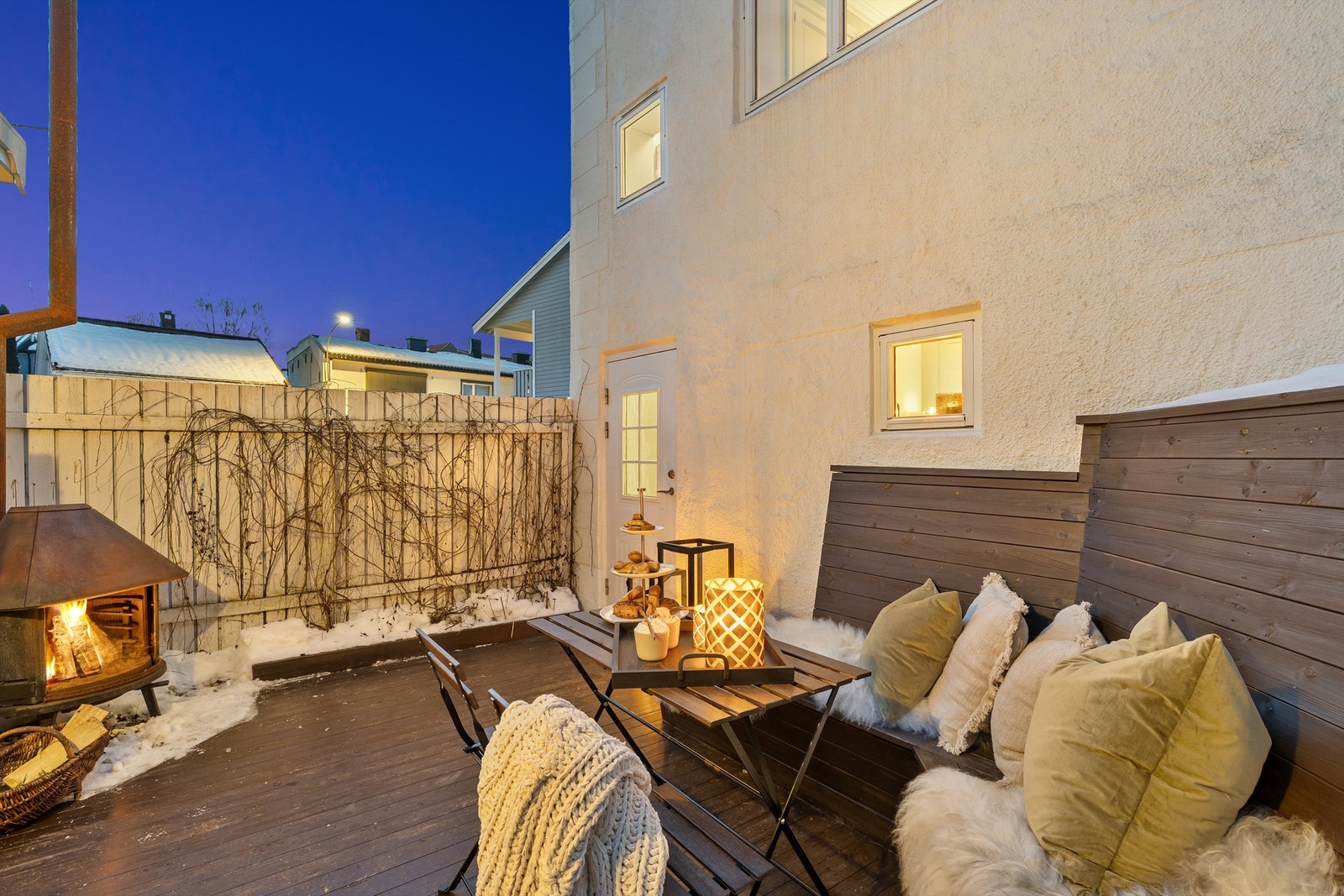 Nydelig, skjermet bakgård med romslig terrasse på ca. 17 kvm. Her er det god plass til sittegruppe, grill og hyggelige sammenkomster Galleribilde