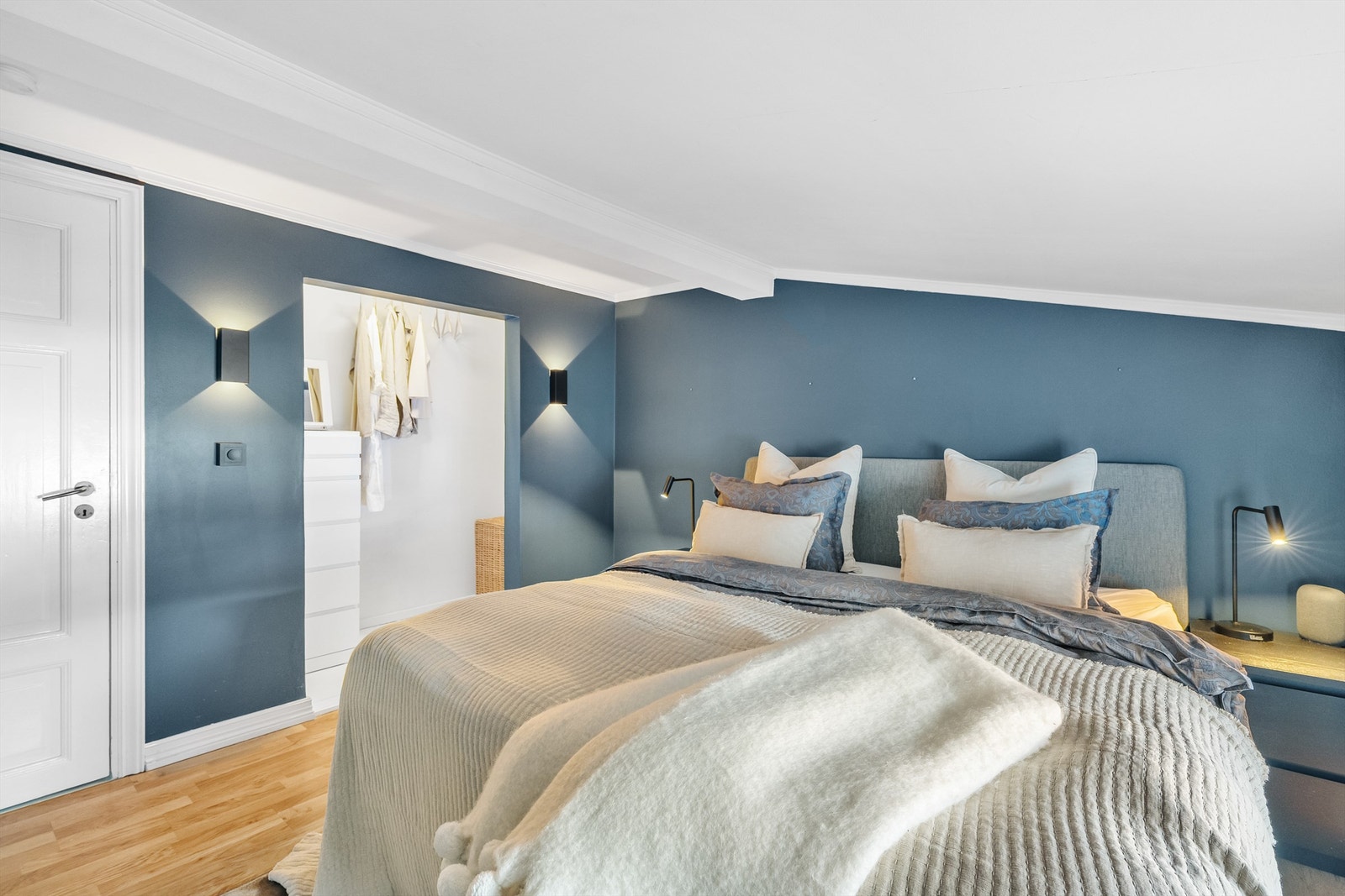 Soverom 1 med egen walk-in garderobe. Belysning og dimmer fra 2025 Galleribilde