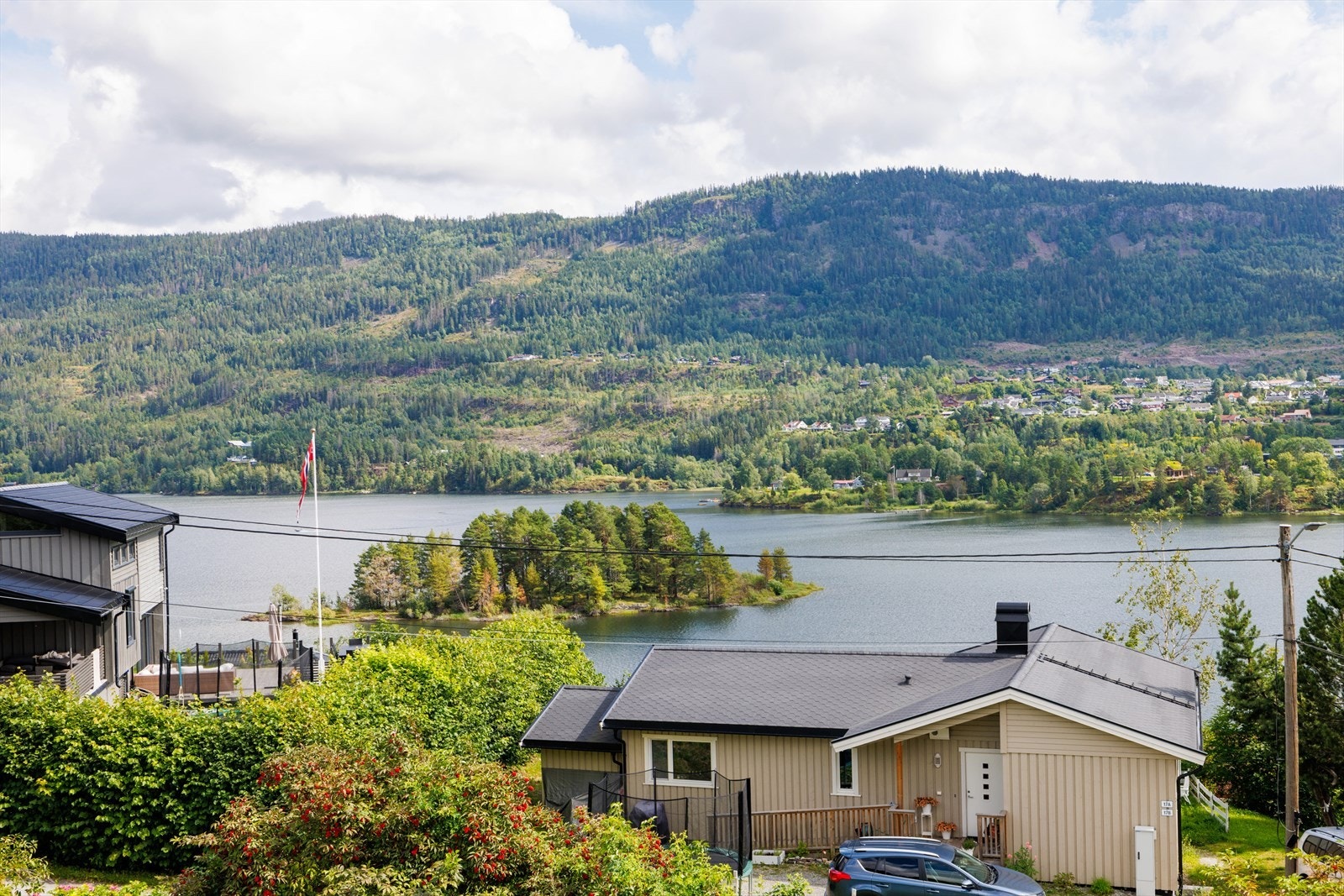 Kort avstand til fjorden og marka Galleribilde