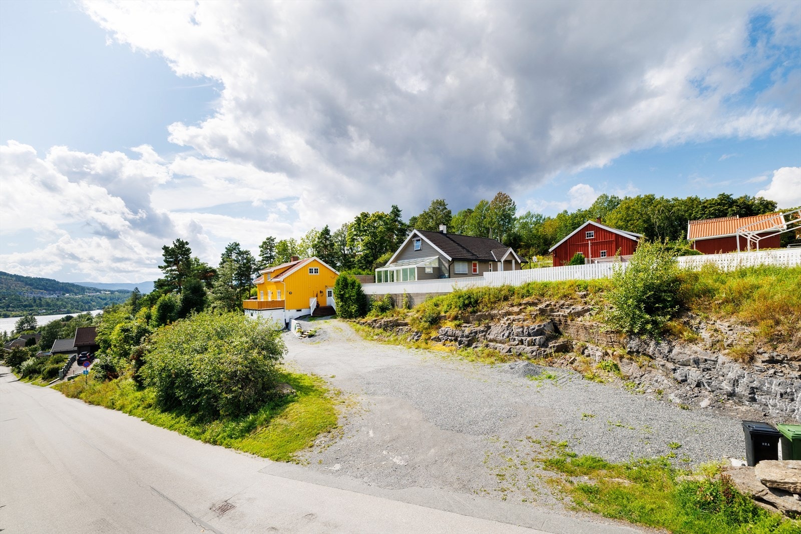 Eiendommen ligger på venstre hånd i Gamleveien Galleribilde