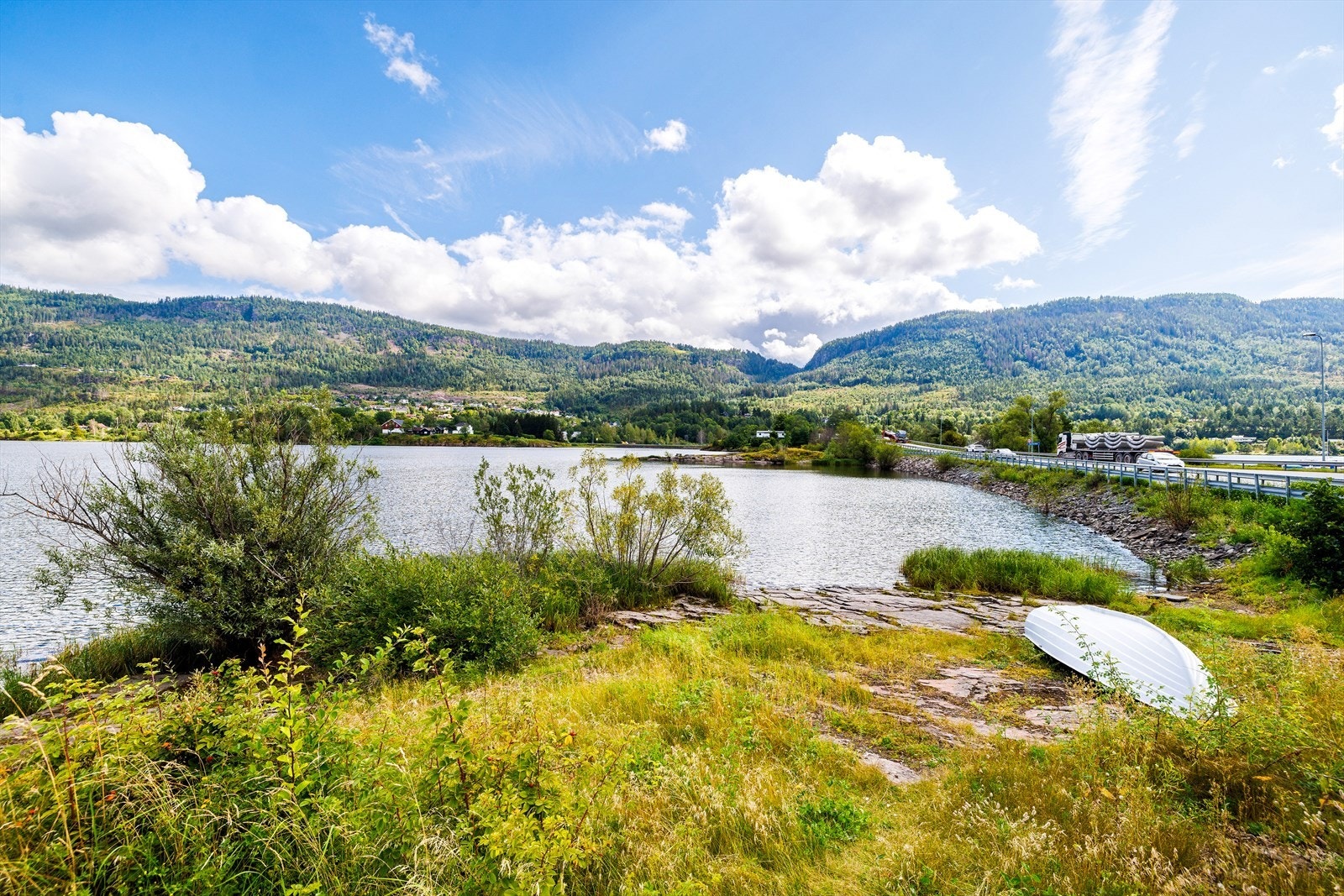 Eiendommen har rett til båtfeste langs Steinsfjorden. Står i kommunens planbestemmelser Galleribilde