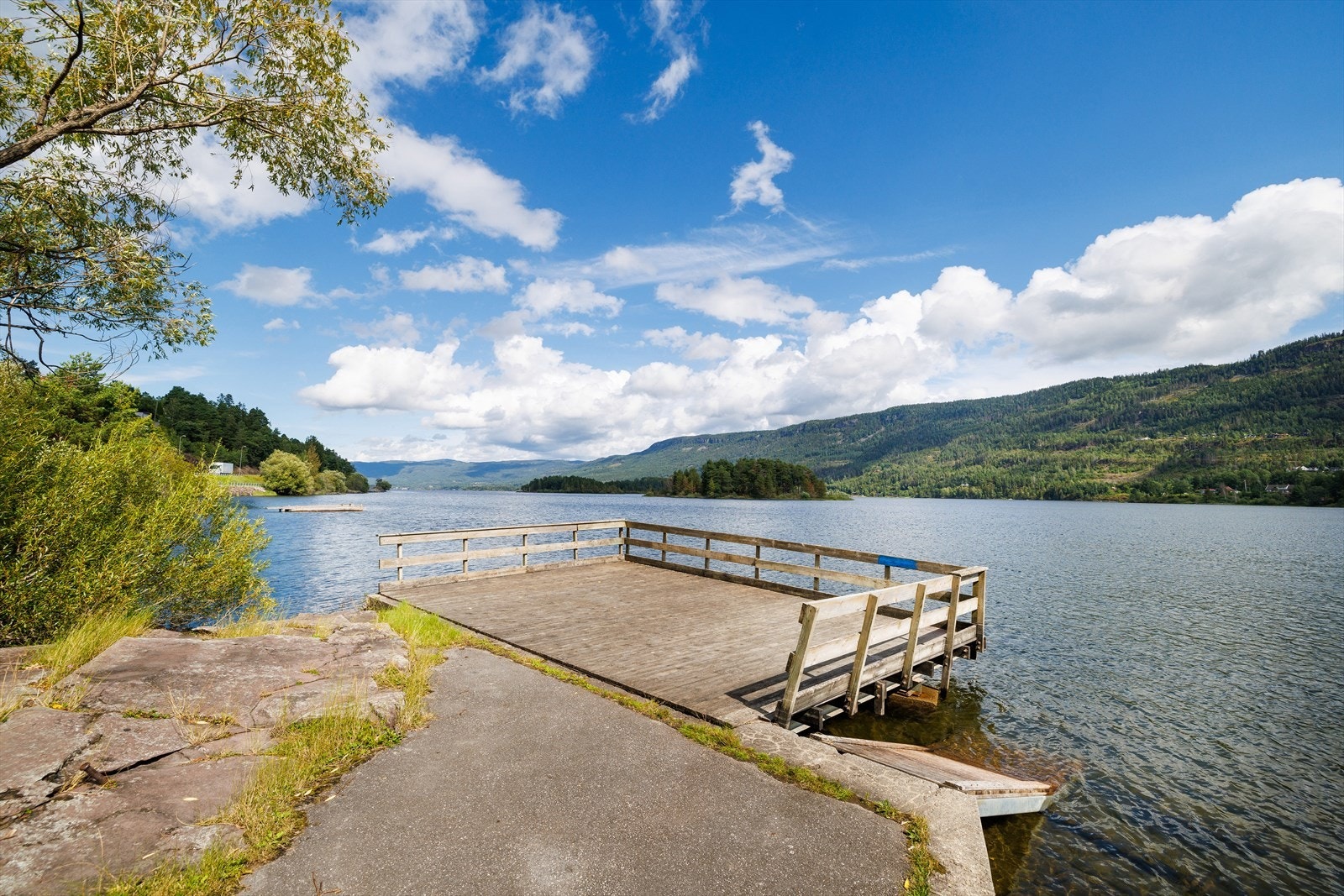 Langs fjorden nedenfor eiendommen Galleribilde