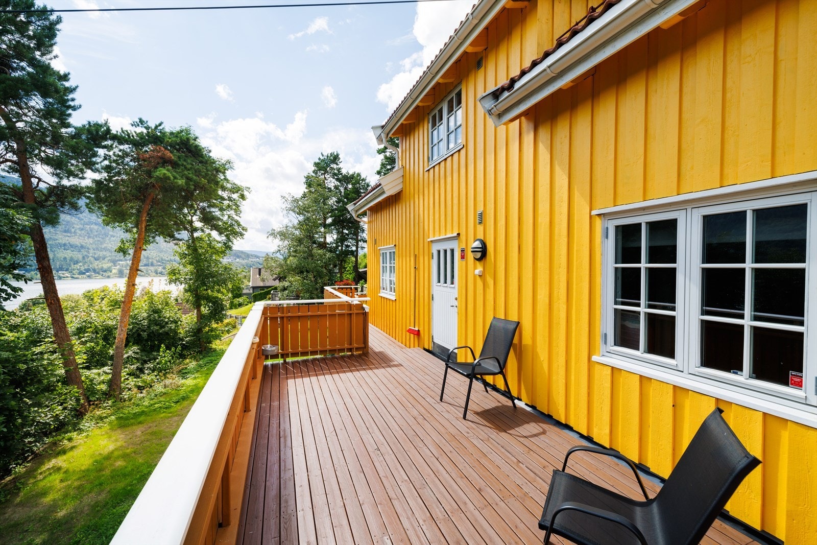 Stor terrasse i front Galleribilde