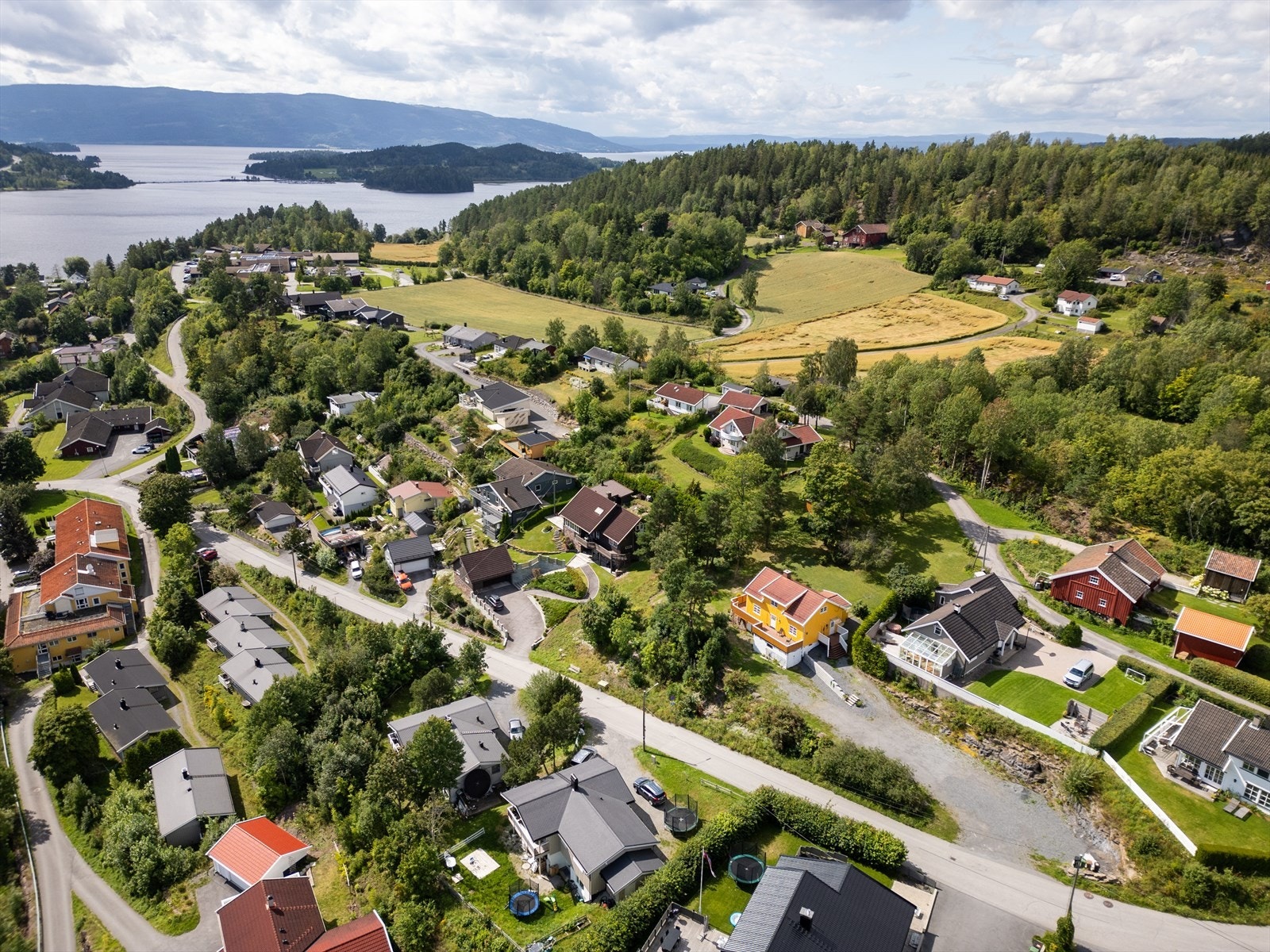 Gangavstand til skoler og bussforbindelse Hønefoss/Oslo Galleribilde
