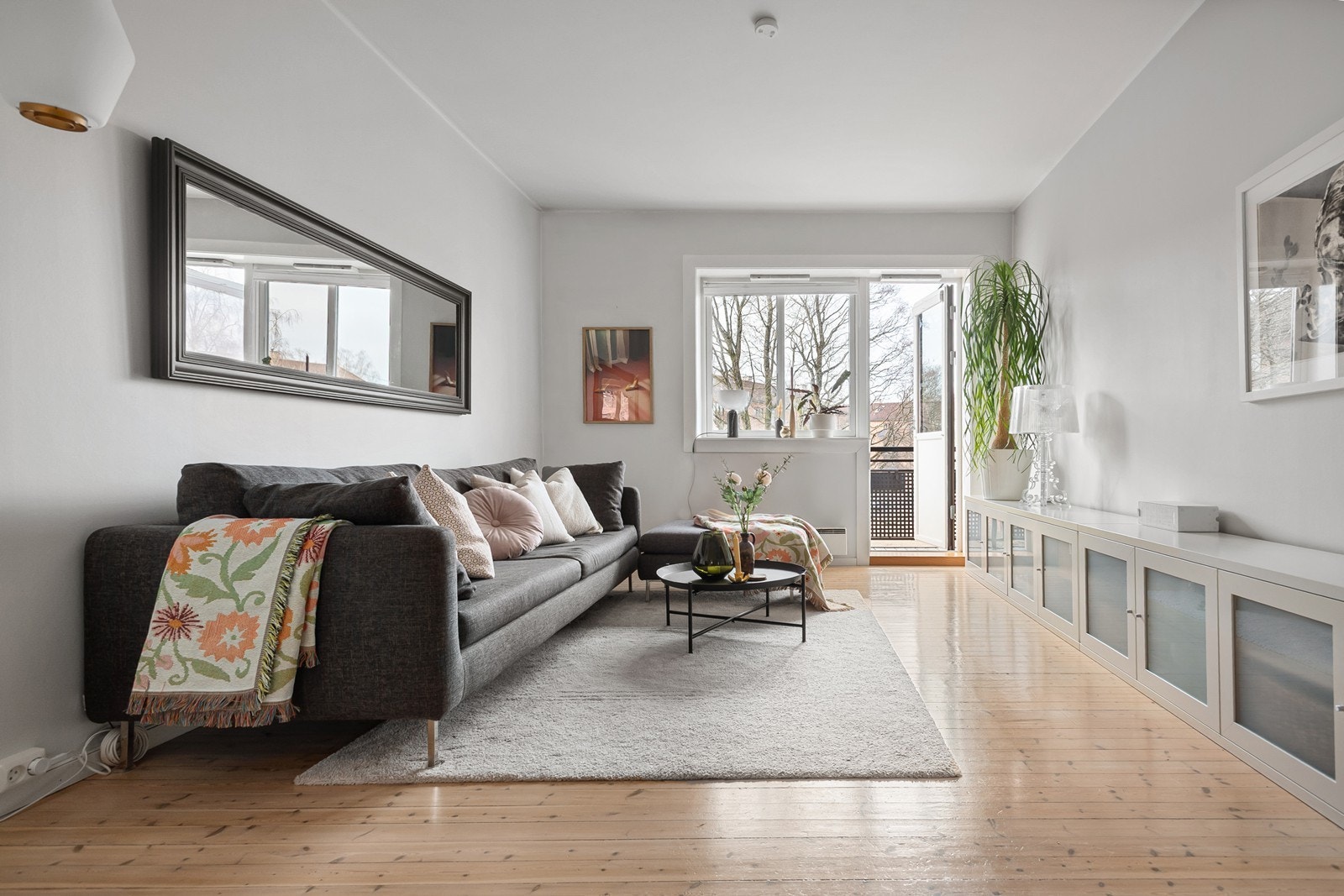 Fra stue er det direkte adkomst til den solrike balkongen, hvor man også har utsikt ut over bydelen og Ekebergskrenten Galleribilde