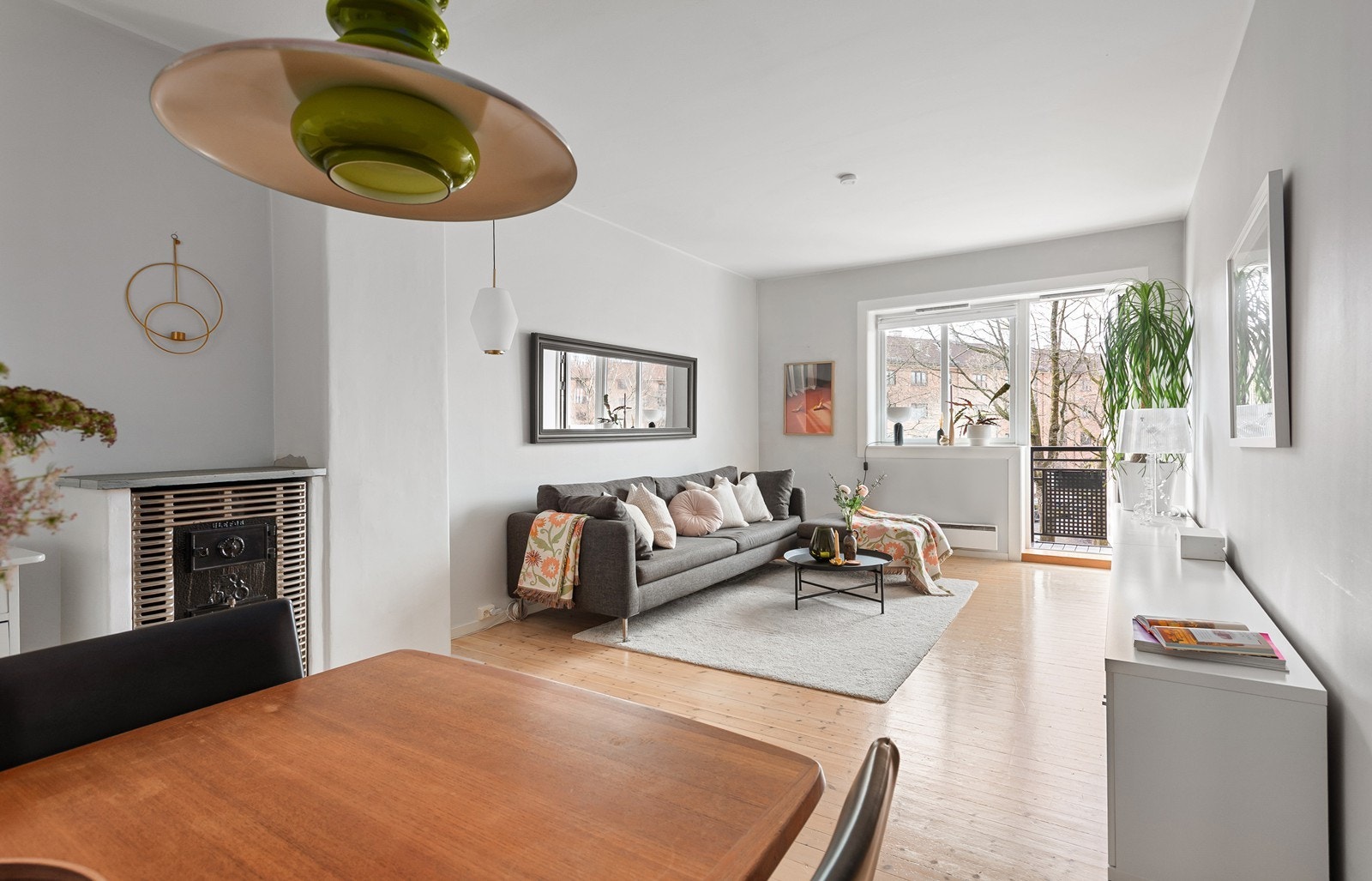 Lys og romslig stue med store vindusflater som slipper inn rikelig med dagslys Galleribilde