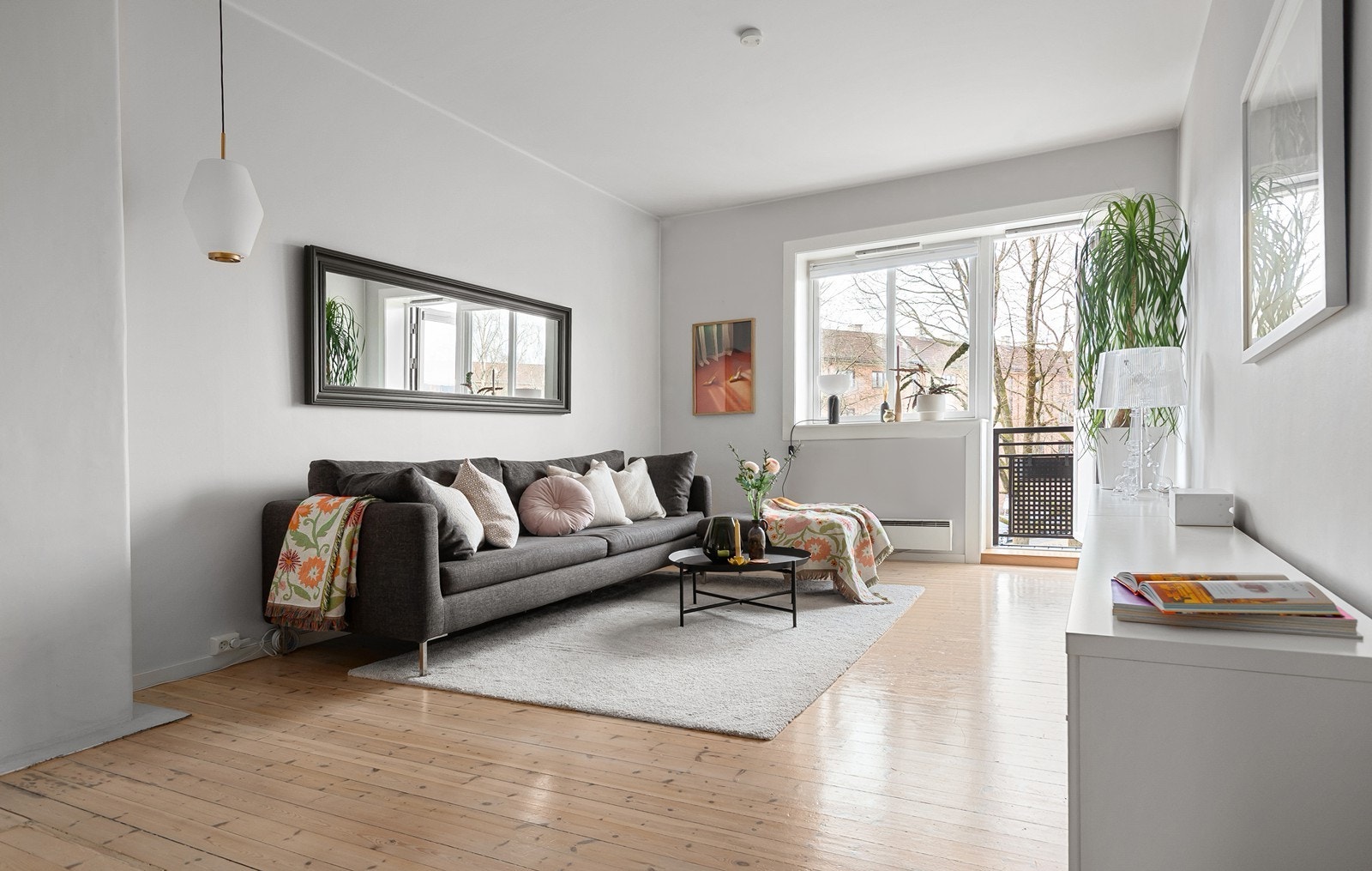 Lekker og gjennomgående 2-roms leilighet med solrik balkong og utsikt Galleribilde