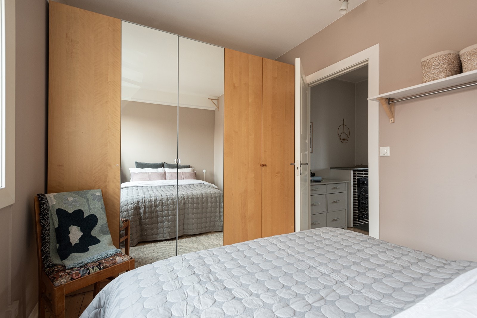 God plass til garderobeskap Galleribilde