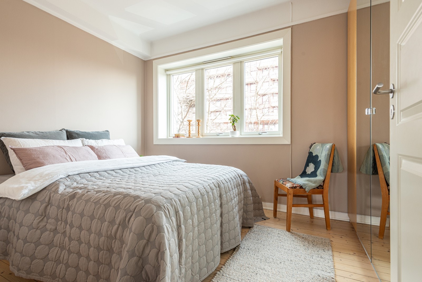 Lyst og luftig soverom med delikate fargetoner og naturlig lysinnslipp Galleribilde