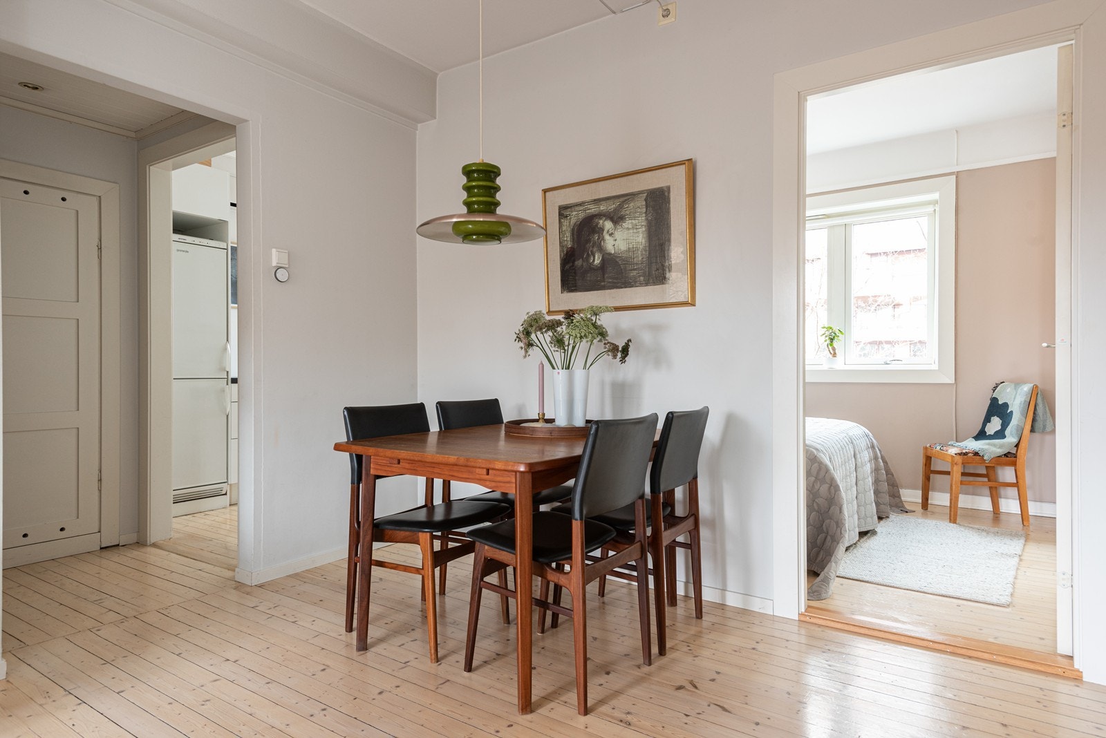 Stuen har god plass til spisebord, perfekt for sosiale sammenkomster Galleribilde