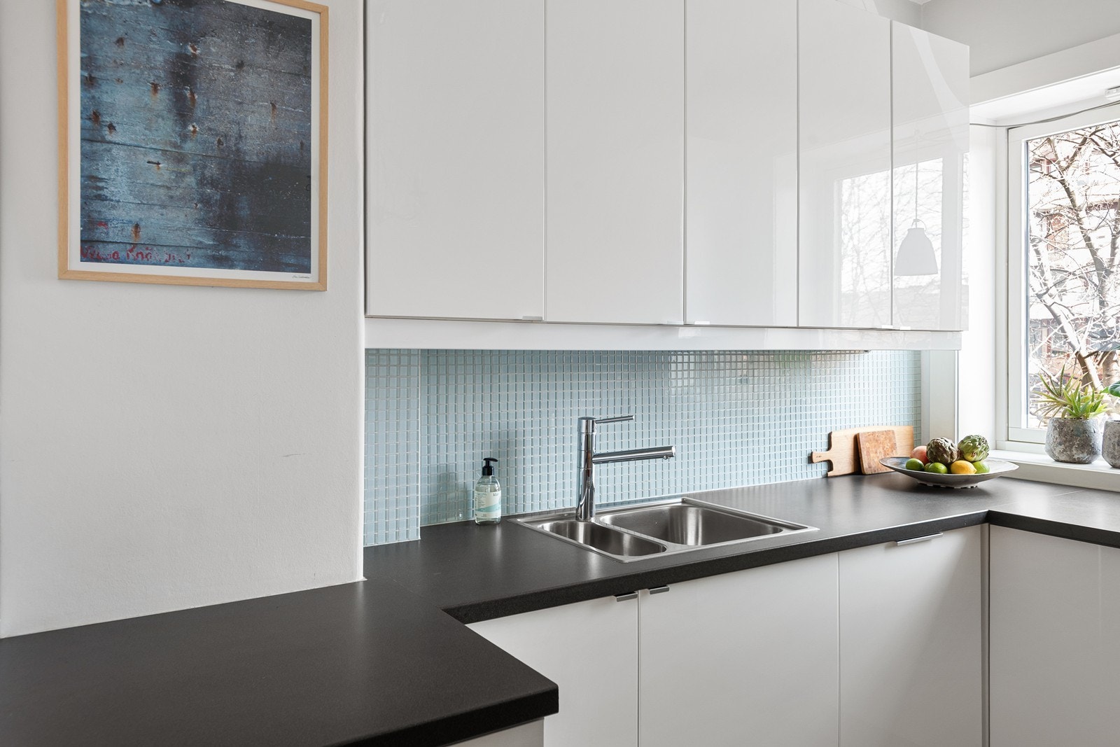 Flislagt vegg over benkeplaten gir et stilrent og praktisk uttrykk Galleribilde