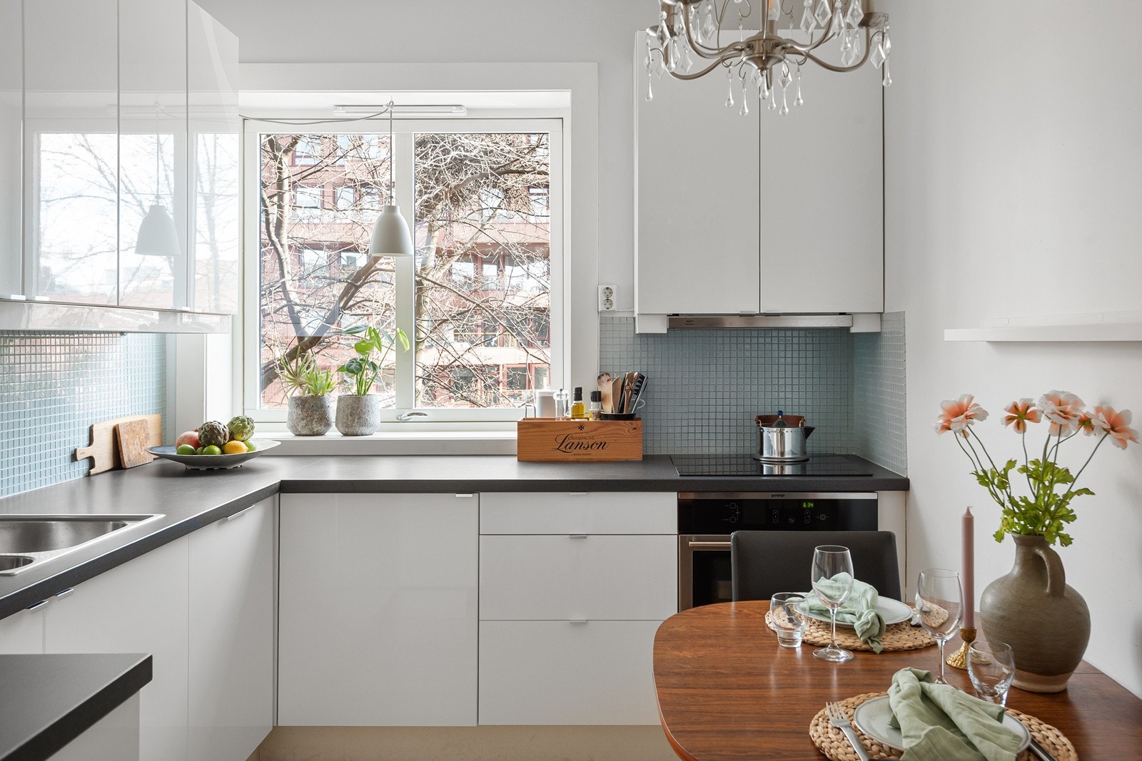 Kjøkkenet har integrert platetopp, stekeovn og oppvaskmaskin, samt kullfiltervifte over stekesonen Galleribilde