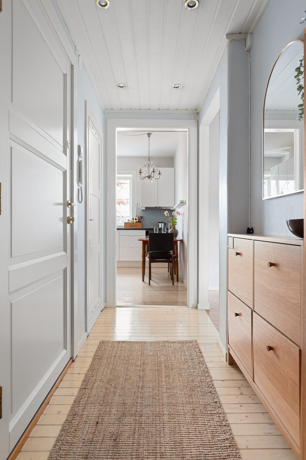 Lys entré med adkomst til kjøkken Galleribilde