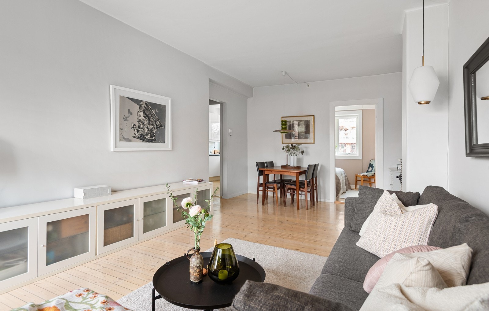 Leilighetens romslige planløsning gir fine muligheter for å skape ulike soner tilpasset behov og livsstil Galleribilde