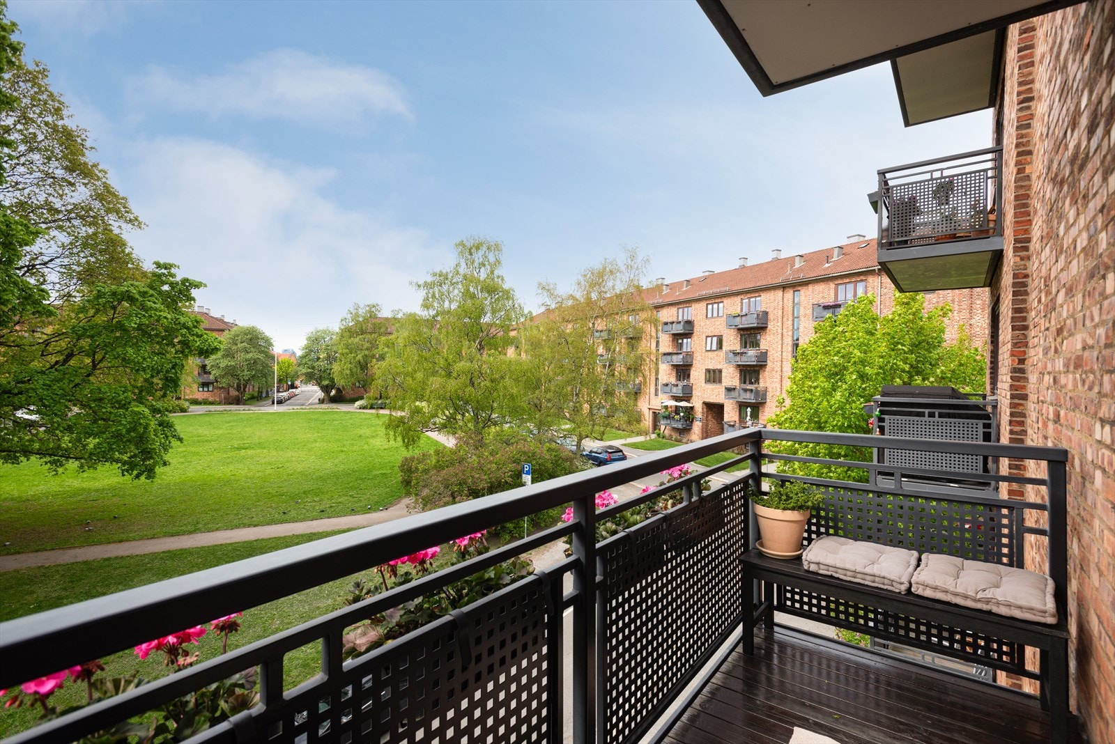 På balkongen har man plass til sittegruppe, samt grill Galleribilde