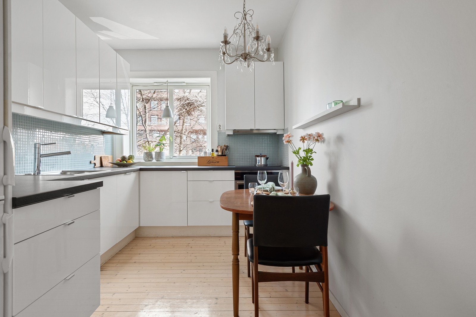 Kjøkkenet er praktisk plassert i et separat rom, noe som skaper en rolig og ryddig atmosfære i resten av boligen Galleribilde