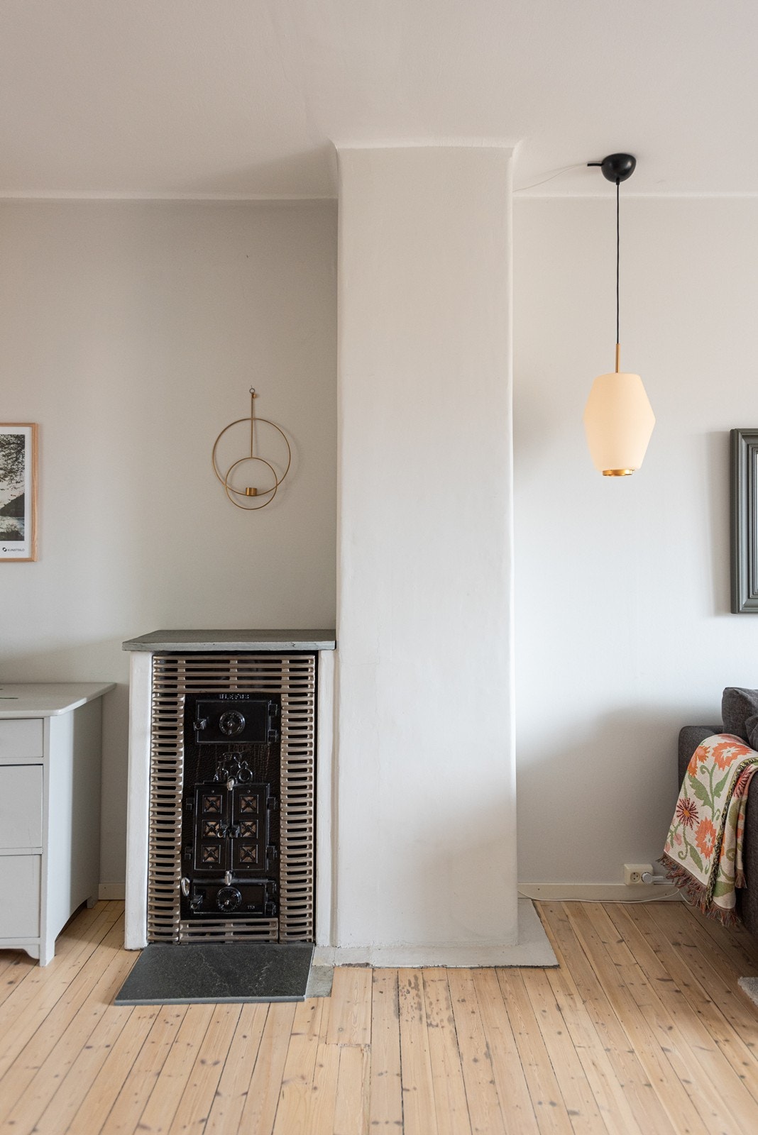 Sjarmerende ildsted som bidrar til både varme og atmosfære Galleribilde