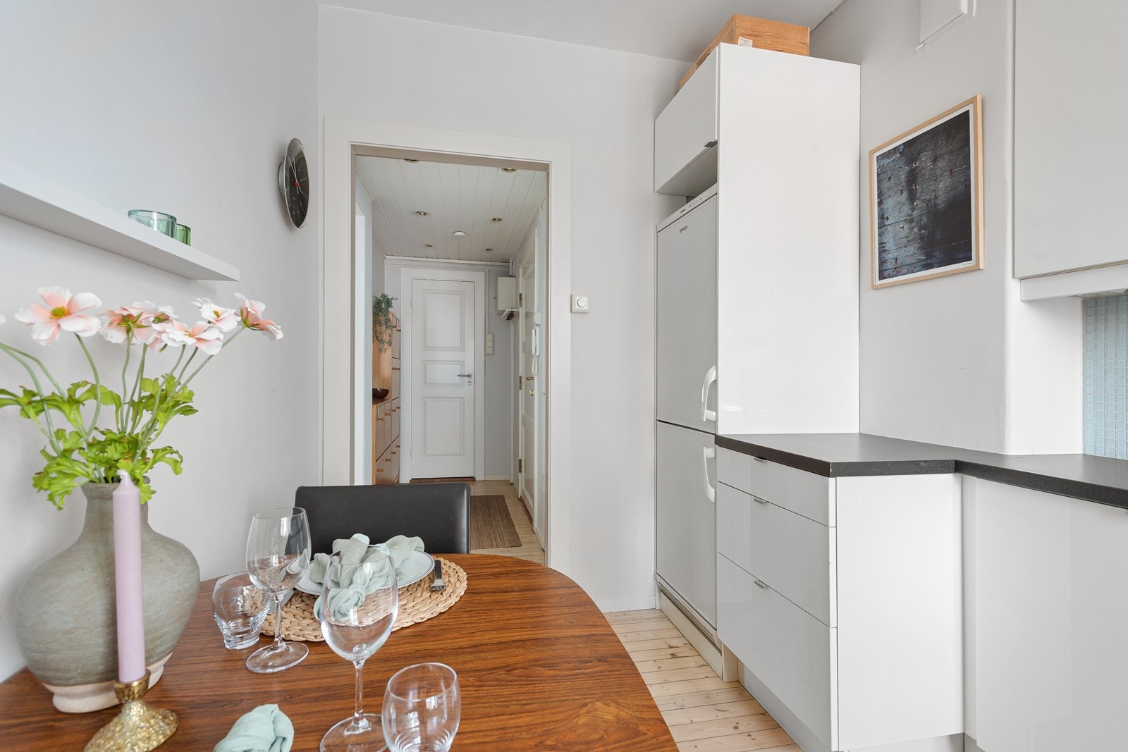 Her er det plass til et lite kjøkkenbord - ideelt for hverdagsmåltider og hyggelige kaffestunder Galleribilde