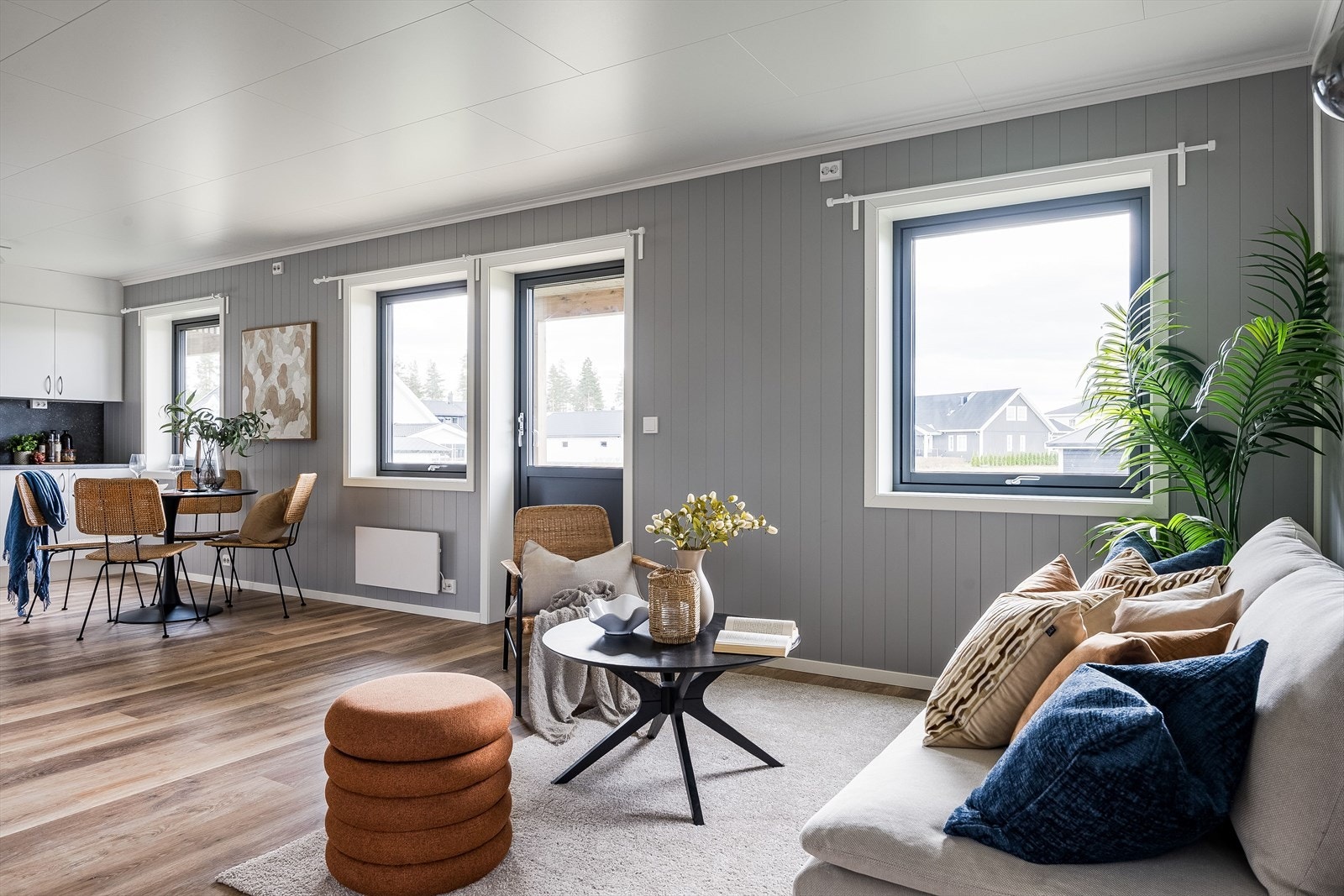 Stuen har flere store vindusflater som slipper inn rikelig med naturlig lys. Alle vinduene i leiligheten har fine brede vinduskarmer for planter og dekor. Galleribilde