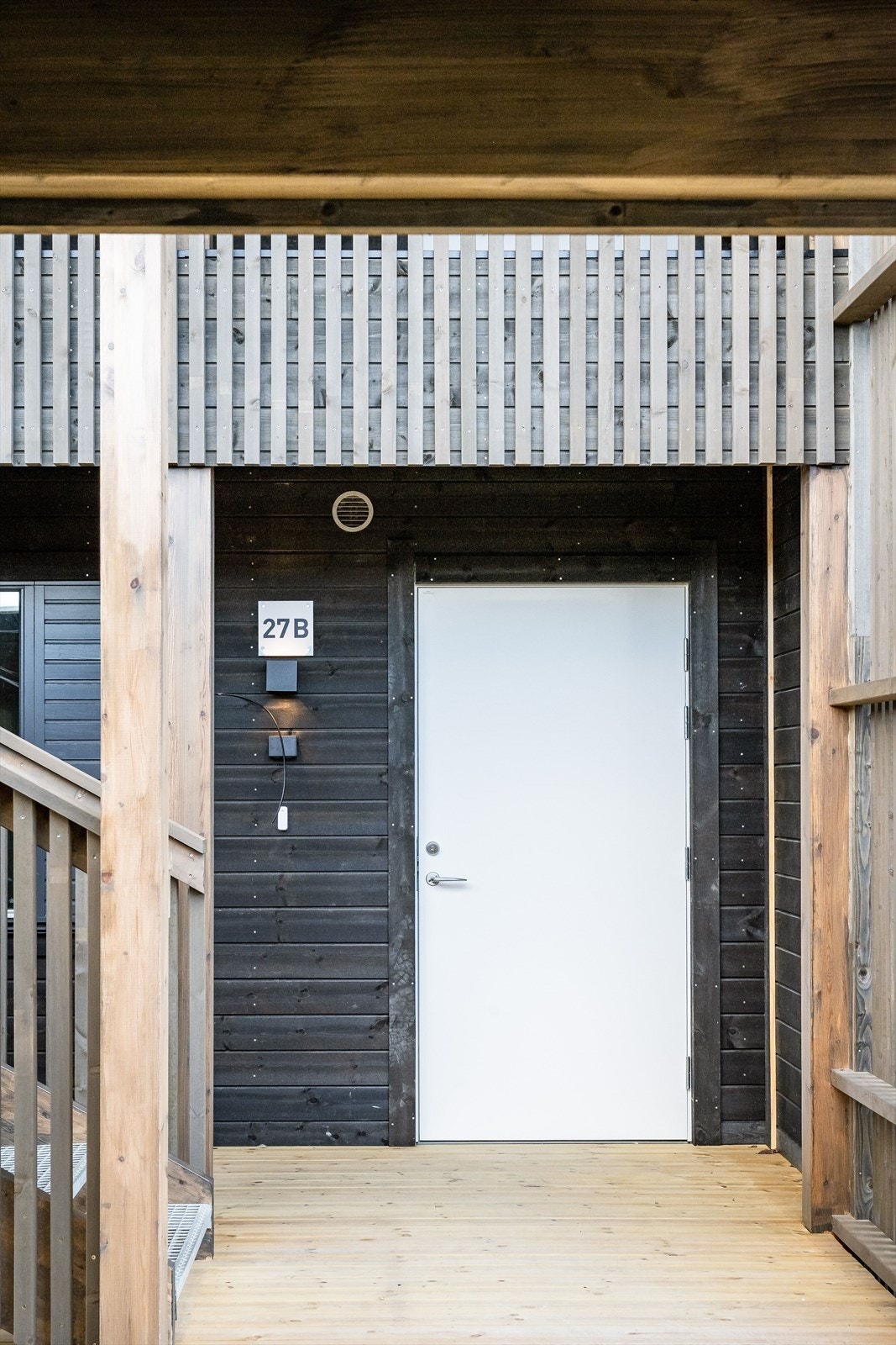 Du ønskes velkommen inn via et overbygget inngangsparti med terrasseplatting. Montert utebelysning, stikkontakt og ringeklokke på vegg. Galleribilde