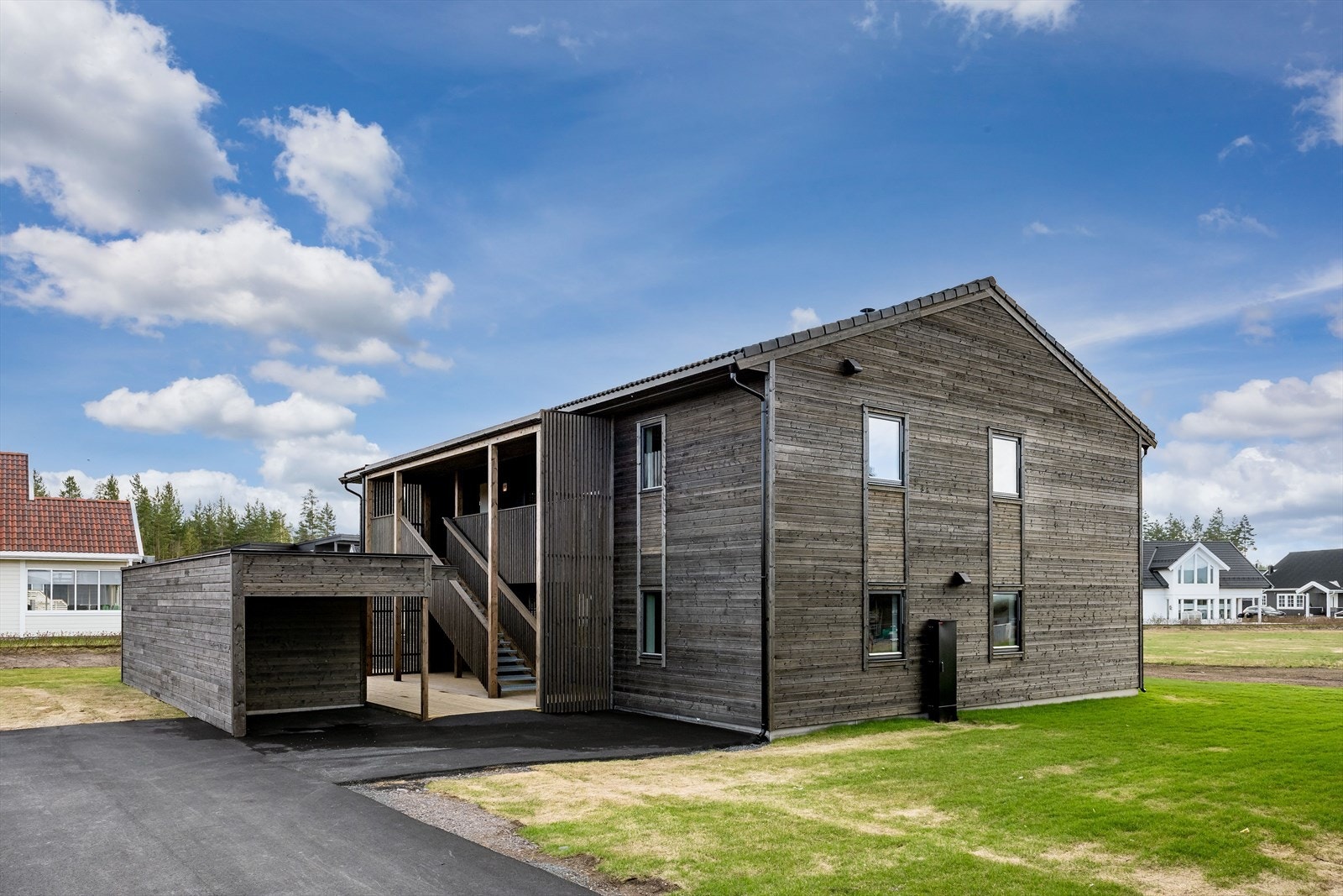 Leiligheten ligger i et nyetablert boligområde på Ydalir med det meste av hva du trenger i hverdagen i kort radius fra hjemmet ditt. Barnevennlig område med lekeplasser og flere friarealer på fellestomten, samt nærhet til både barnehage og skole. Galleribilde