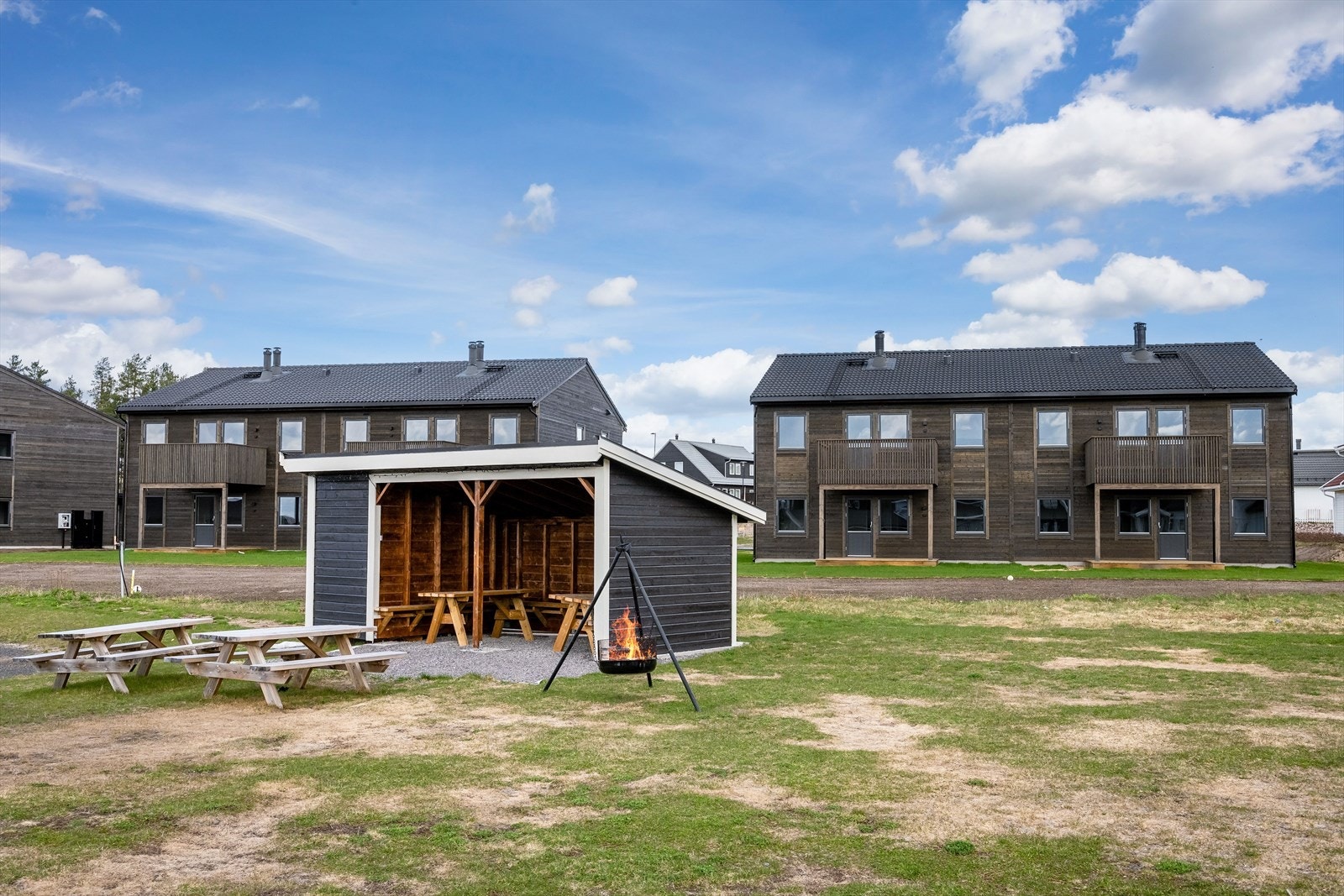 Fellesarealene er opparbeidet med en koselig gapahuk med sittebenker og bålpanne. Galleribilde