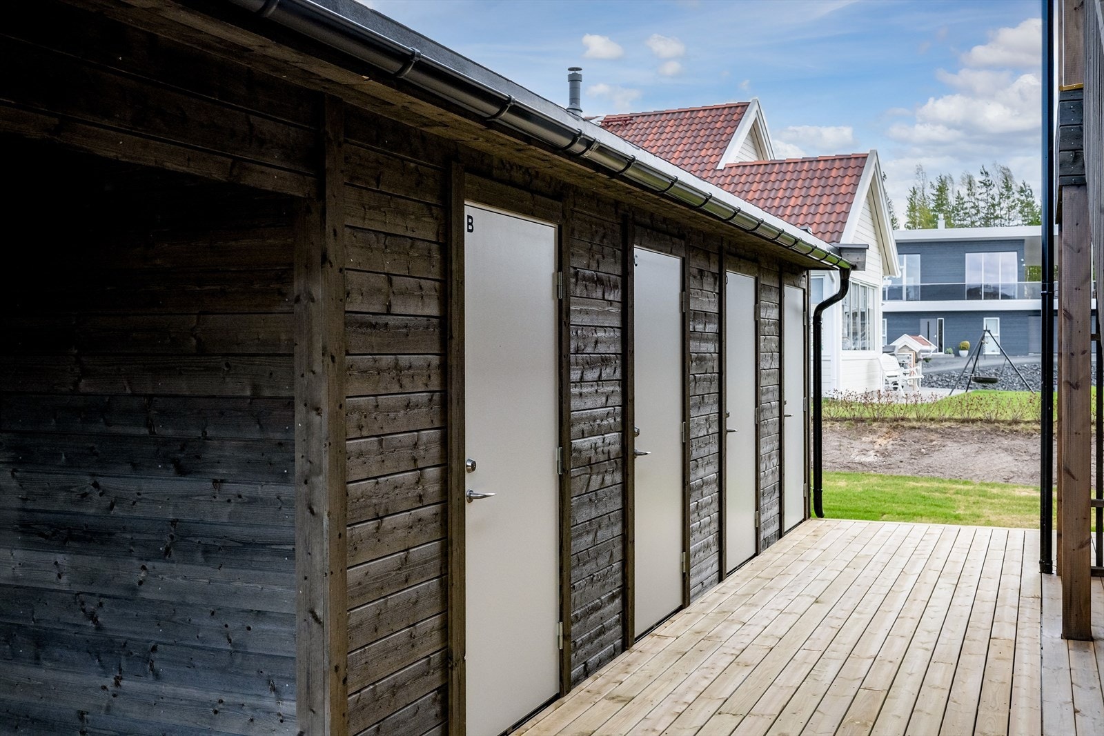 I tillegg disponerer leiligheten en utvendig bod på ca. 5m², samt biloppstillingsplass på felles parkeringsområde. Galleribilde