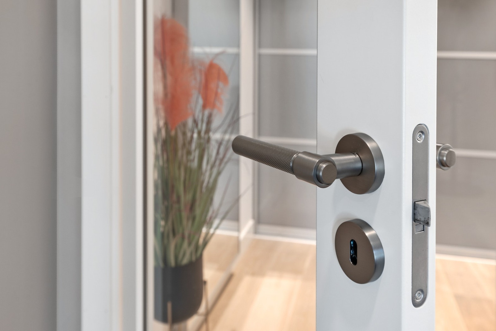 Boligen er påkostet med lekre detaljer som eksklusive dørhåndtak Galleribilde